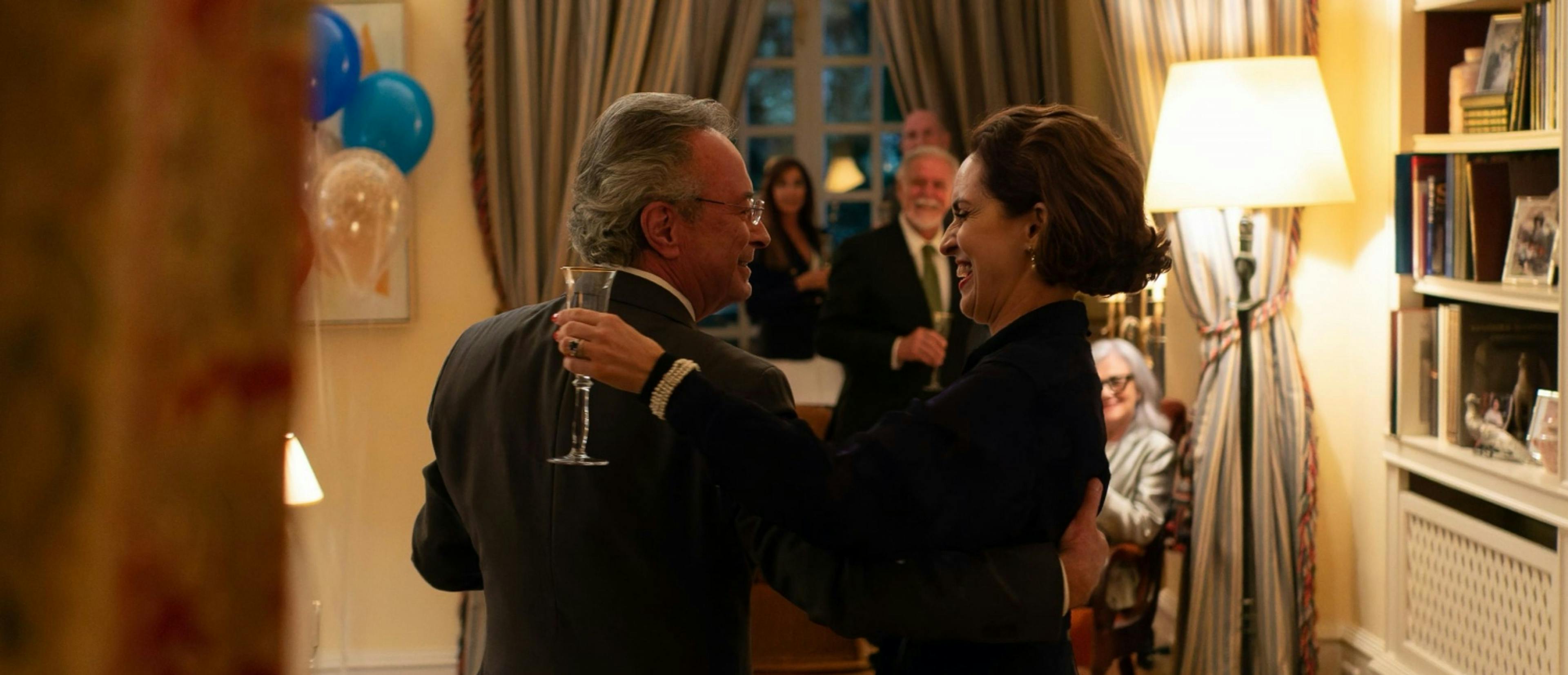 Óscar Martínez y Adriana Ozores, en un fotograma de la serie 'Galgos'