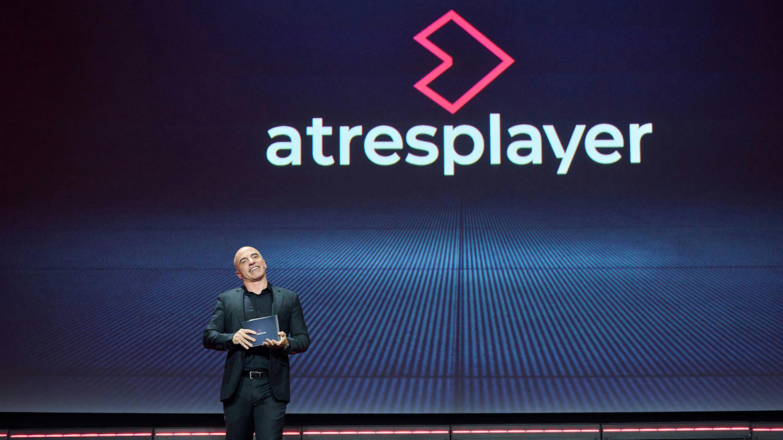 José Antón, director de contenido de Atresmedia, junto al nuevo logo de Atresplayer