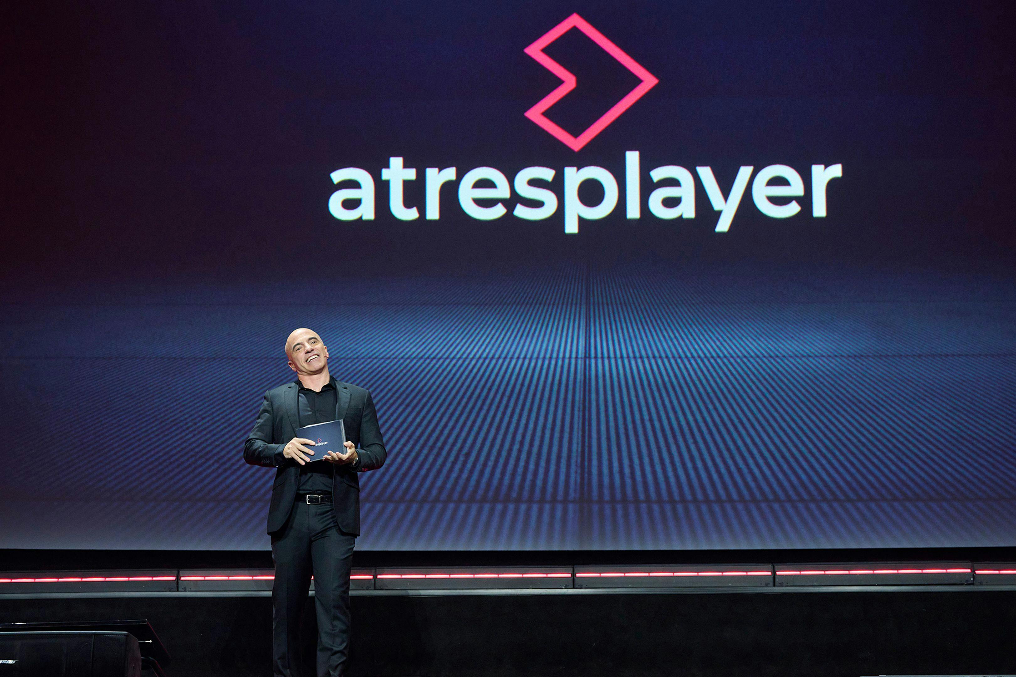 José Antón, director de contenido de Atresmedia, junto al nuevo logo de Atresplayer