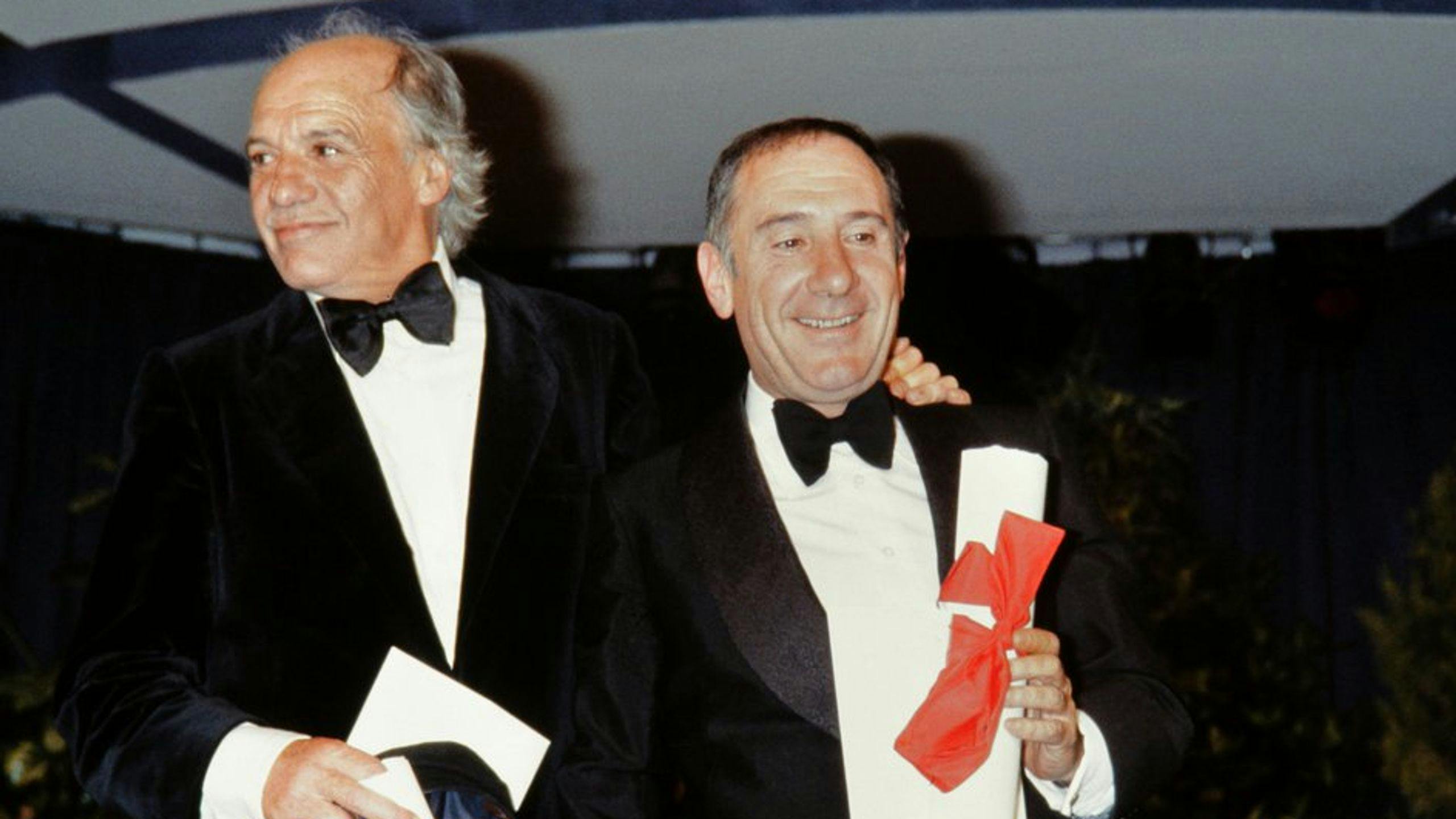 Francisco Rabal y Alfredo Landa celebran en Cannes, en 1984, su premio ex aequo al Mejor Actor por 'Los santos inocentes'