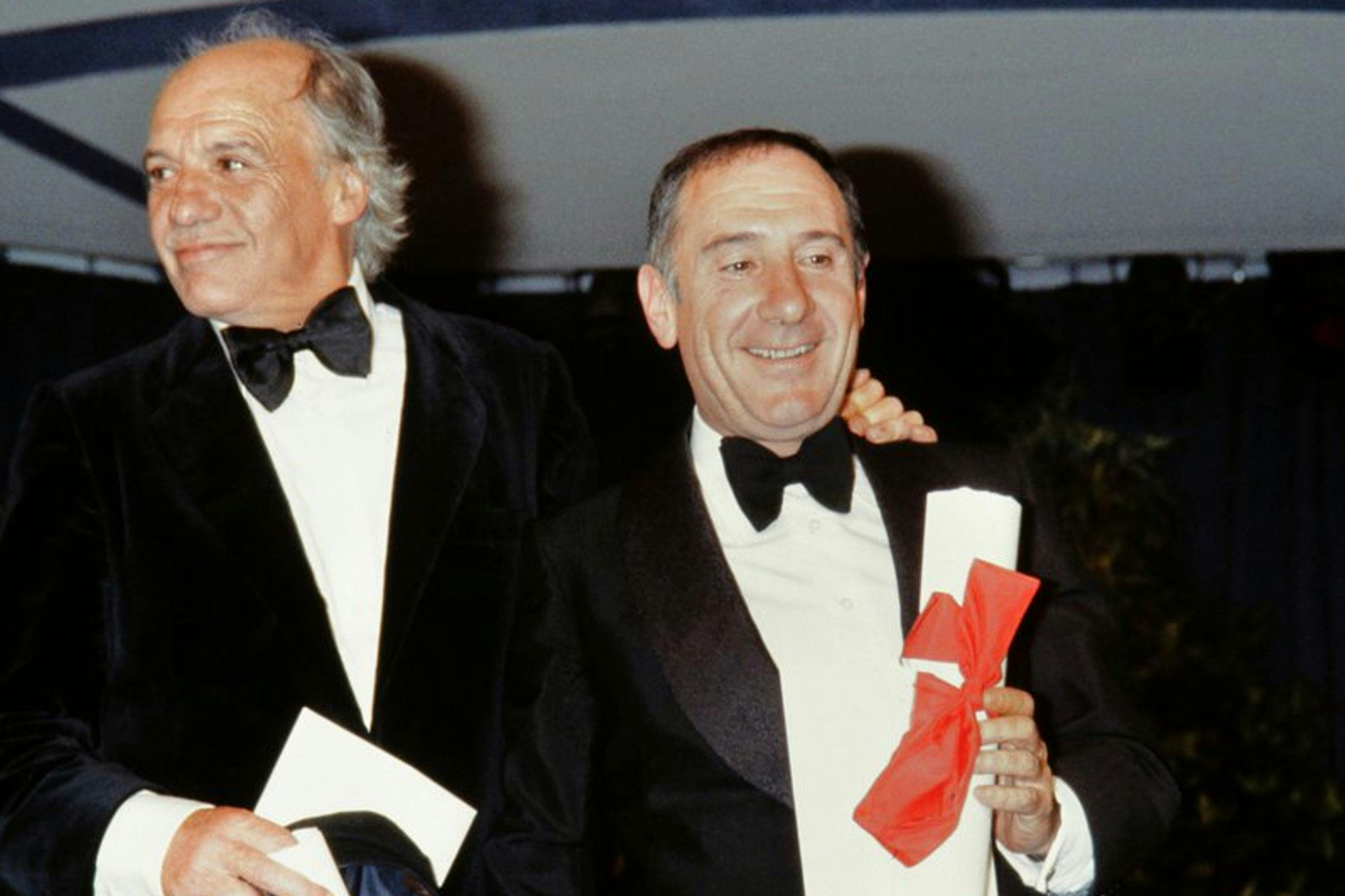 Francisco Rabal y Alfredo Landa celebran en Cannes, en 1984, su premio ex aequo al Mejor Actor por 'Los santos inocentes'