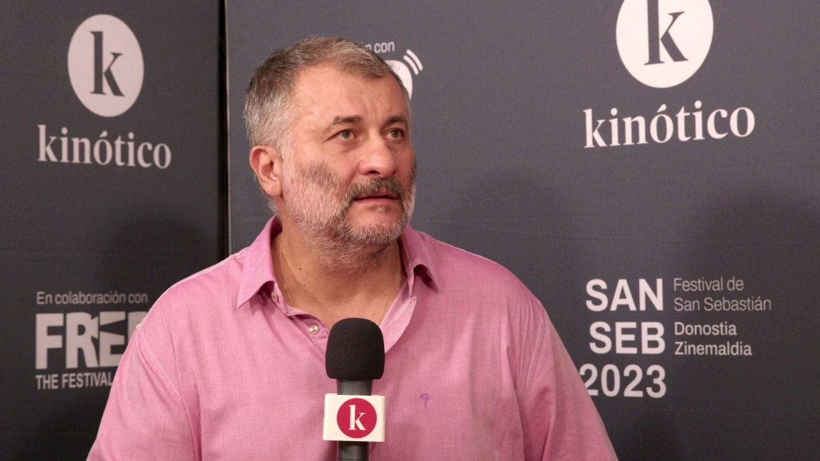 El director Cristi Puiu, durante su entrevista con Kinótico durante el Festival de San Sebastián