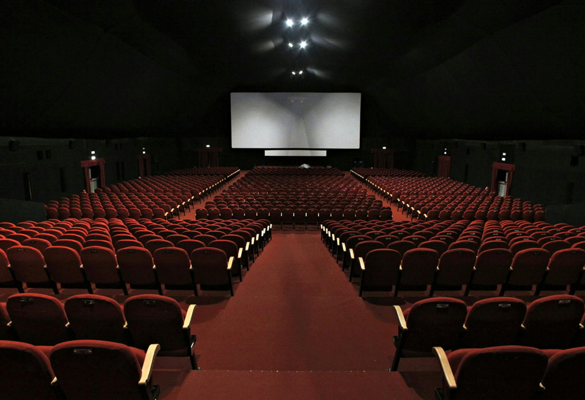 Imagen de archivo de una sala de cine sin espectadores