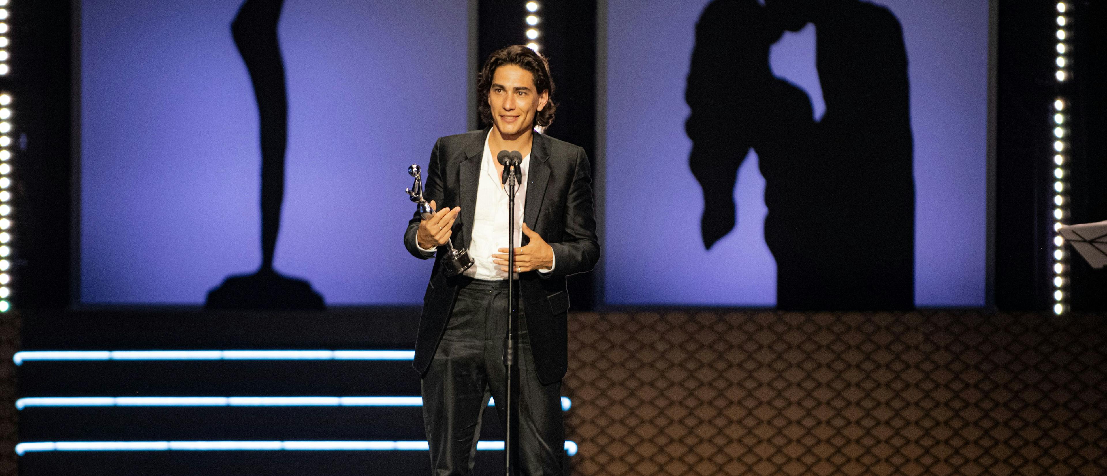 El actor Enzo Vogrincic agradece el Platino al Mejor Actor en la ceremonia de 2024