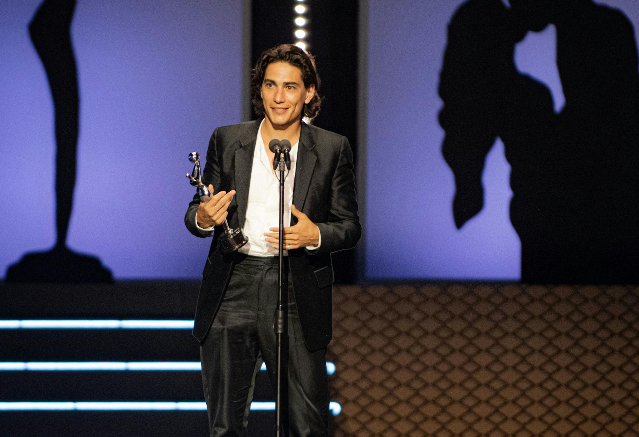 El actor Enzo Vogrincic agradece el Platino al Mejor Actor en la ceremonia de 2024