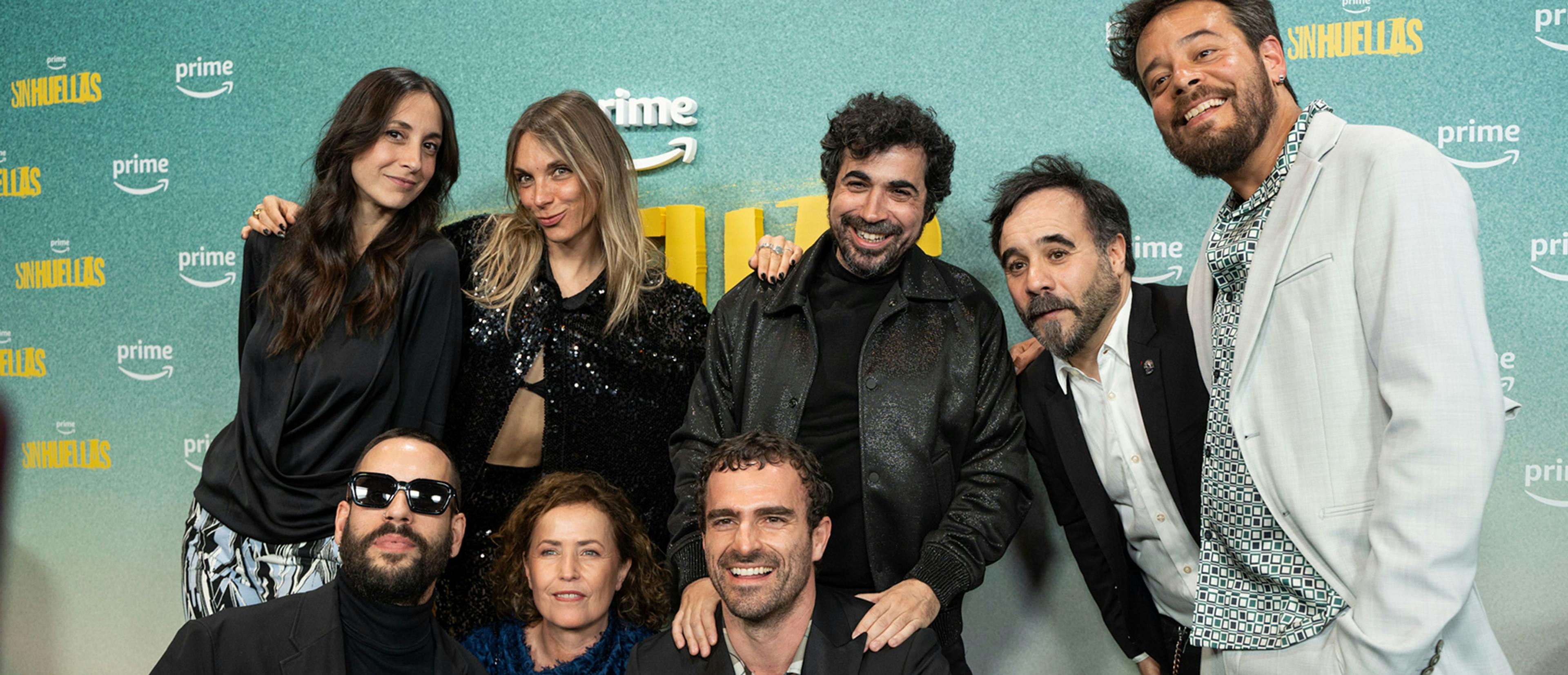 Paco Caballero, Gemma Ferraté, Samantha López y Koldo Serra, los cuadro directores de 'Sin huellas', con parte del equipo de la serie