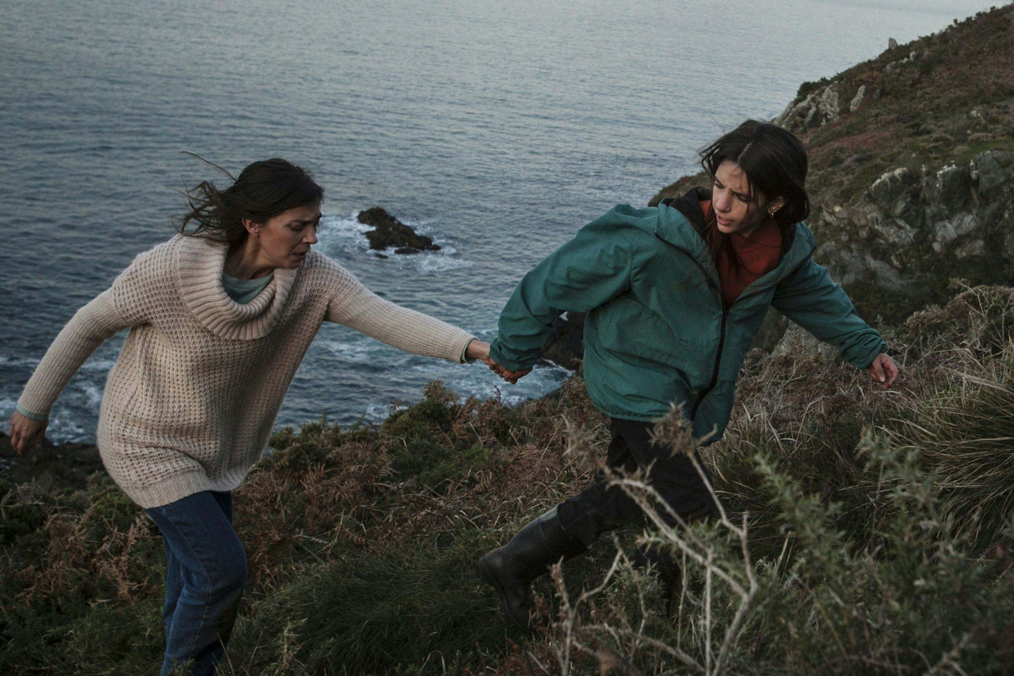 Fotograma promocional de la película 'Sica', de Carla Subirana, con las actrices Núria Prims y Thais García