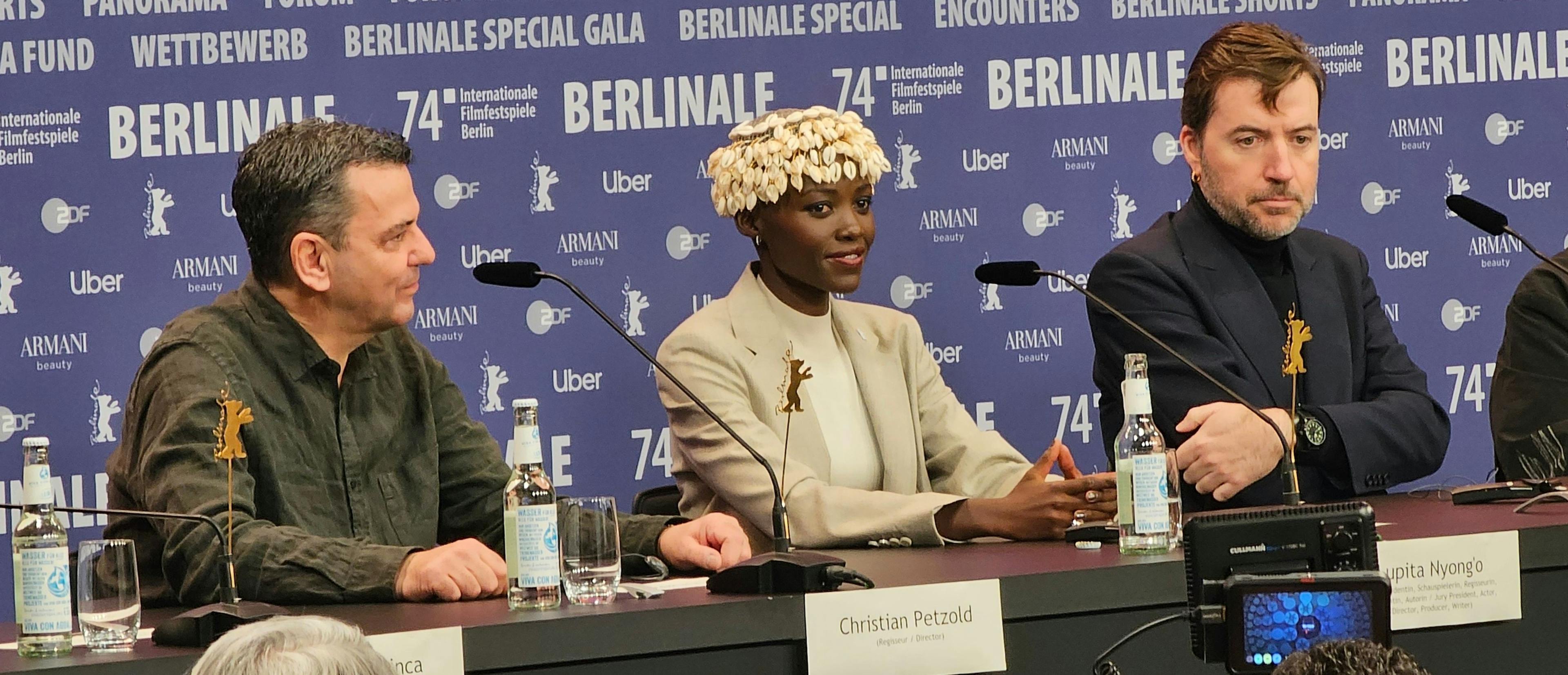 Los directores Christian Petzold y Albert Serra flanquean a la actriz Lupita Nyong'o en la rueda de prensa de arranque de la Berlinale 2024