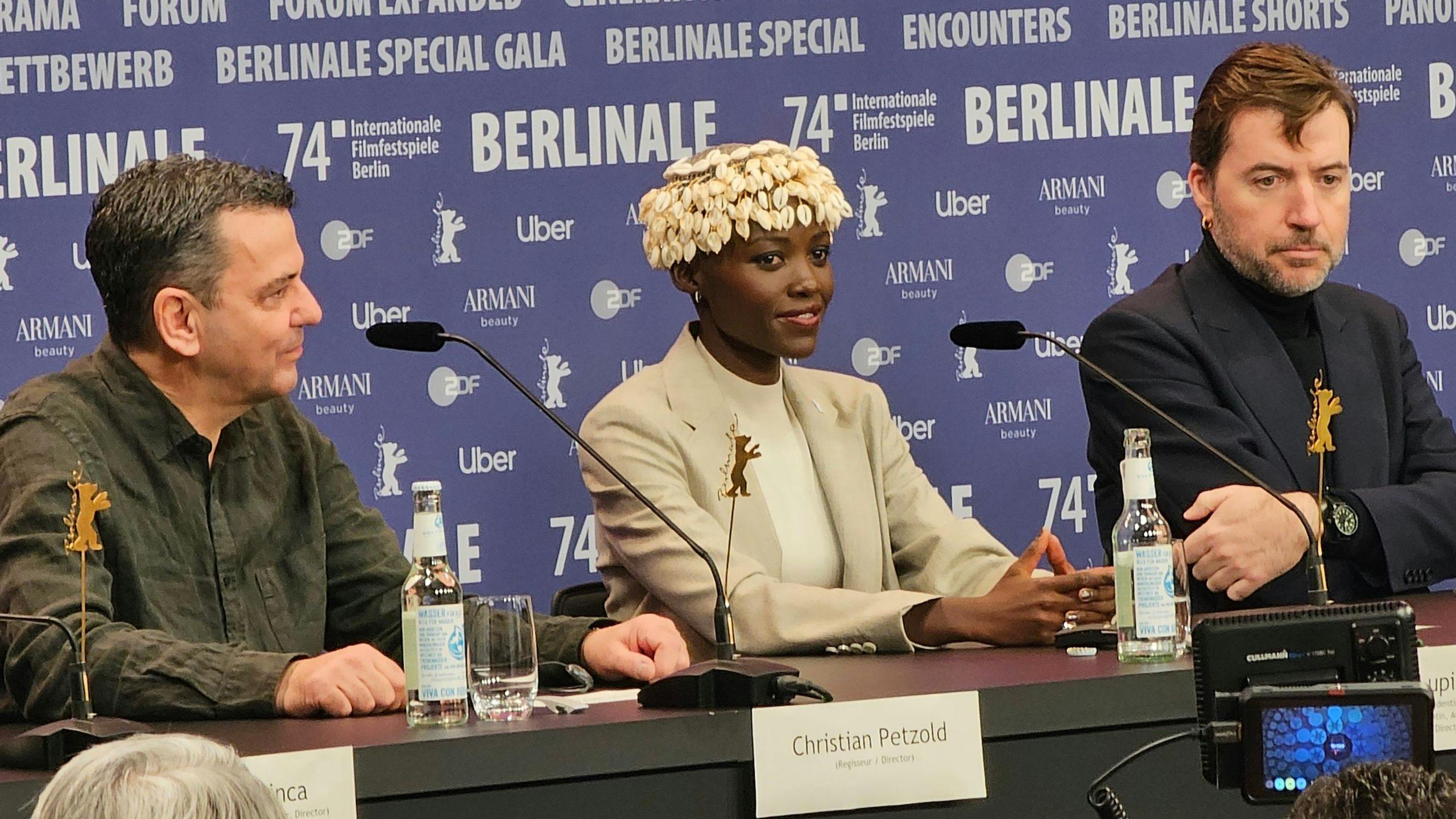 Los directores Christian Petzold y Albert Serra flanquean a la actriz Lupita Nyong'o en la rueda de prensa de arranque de la Berlinale 2024