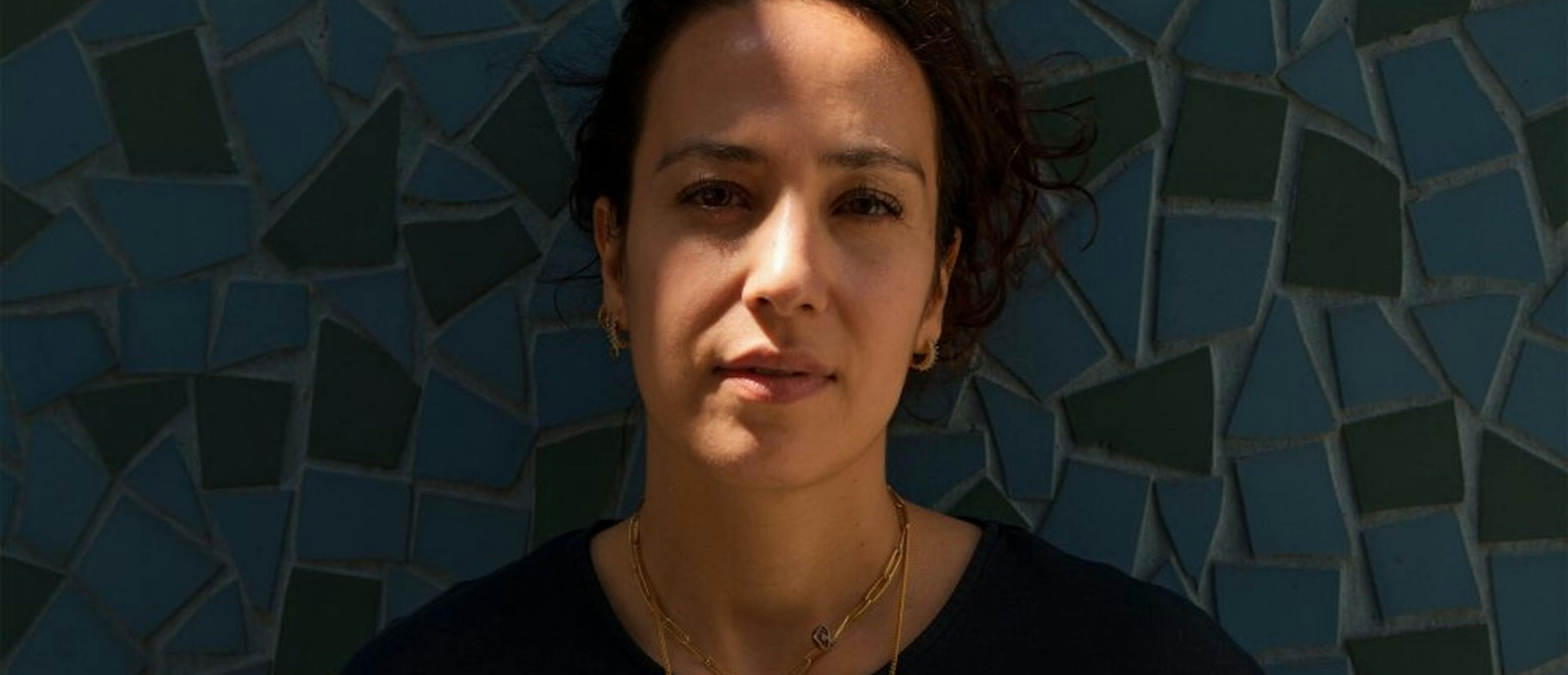 Posado de Nora El Hourch, directora de 'HLM Pussy', inspirada por su propia vida