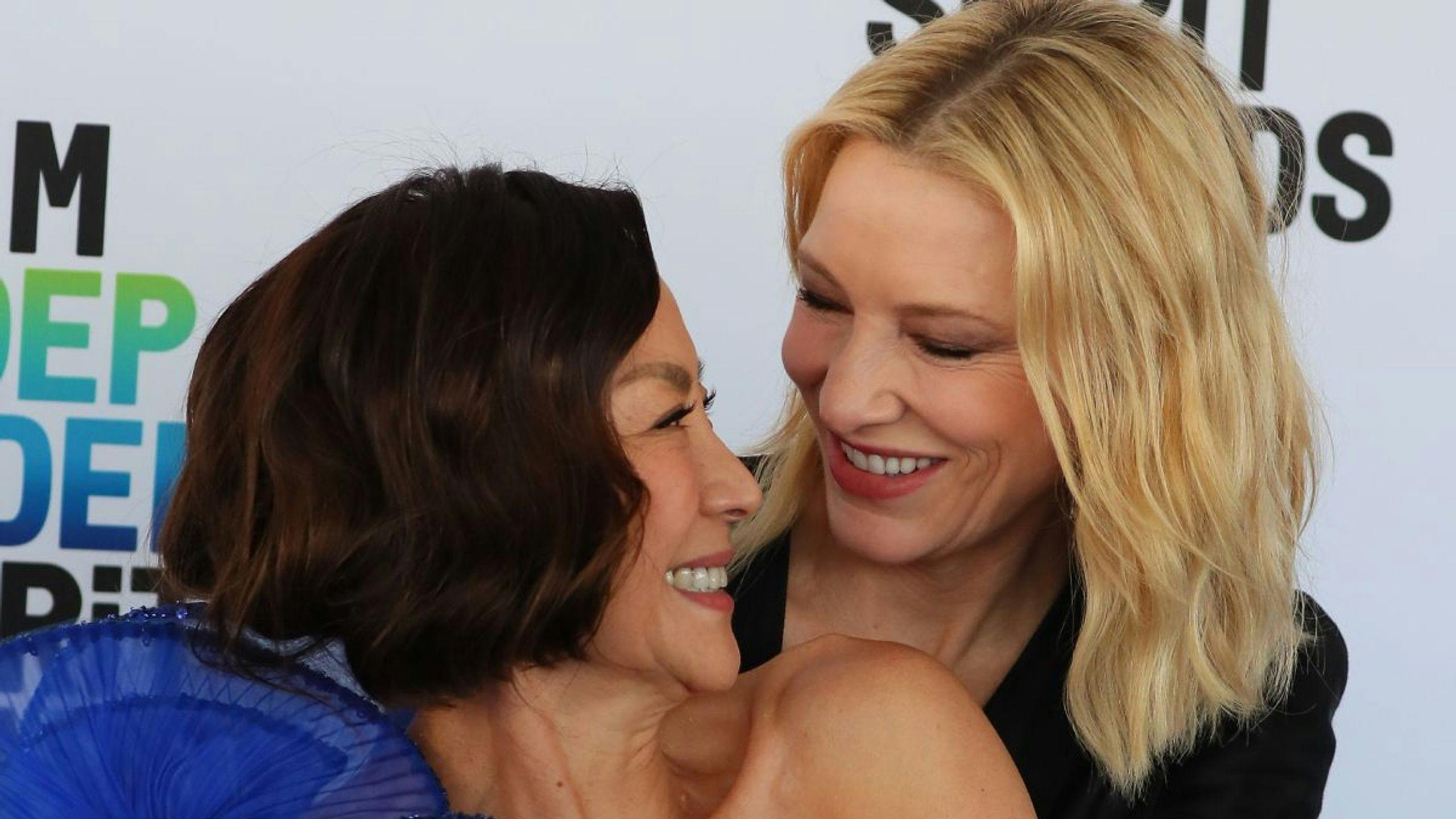 Michelle Yeoh y Cate Blanchett en la alfombra roja de los Spirit Awards