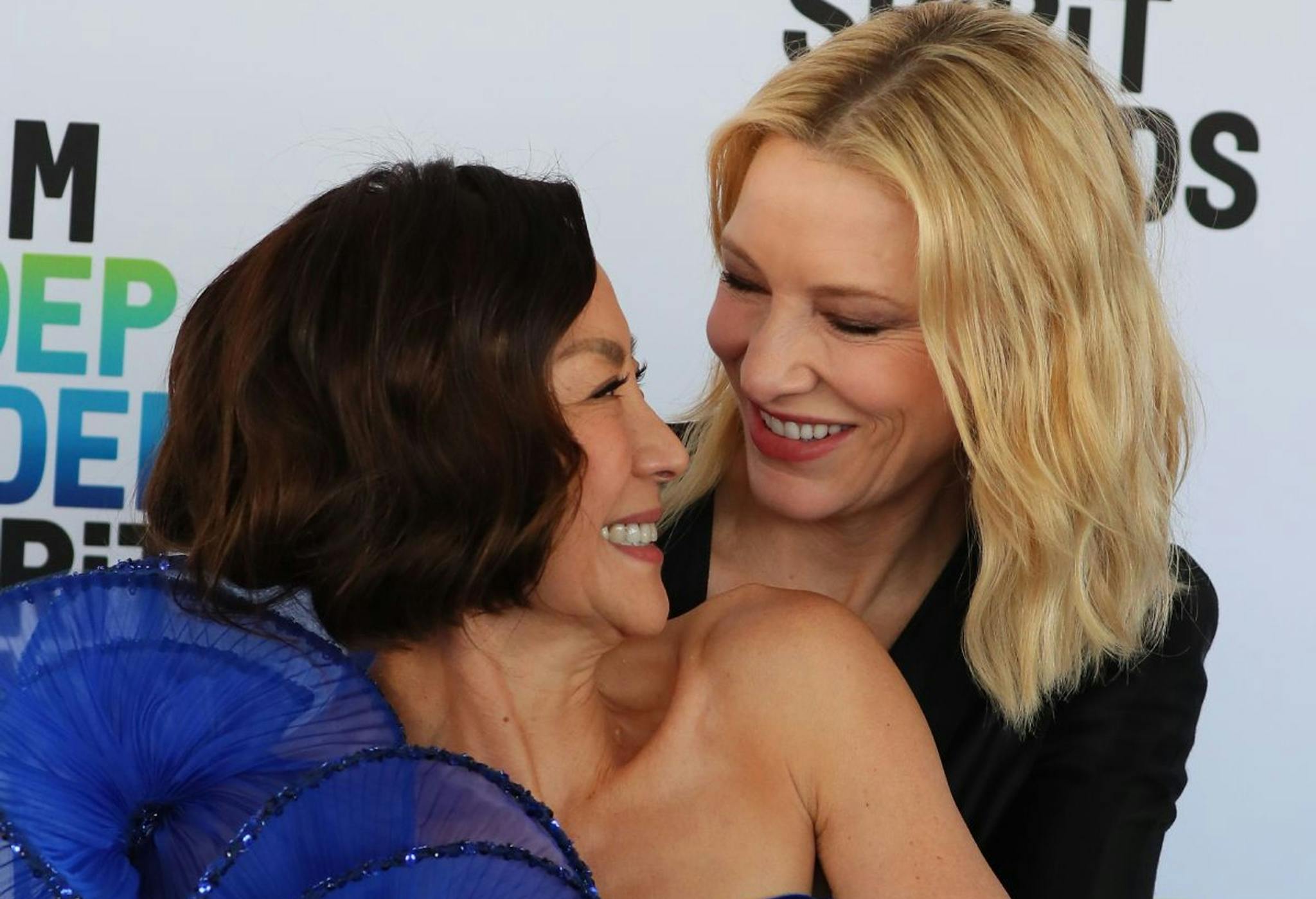 Michelle Yeoh y Cate Blanchett se abrazan en la alfombra roja de los Independent Spirit Awards 2023