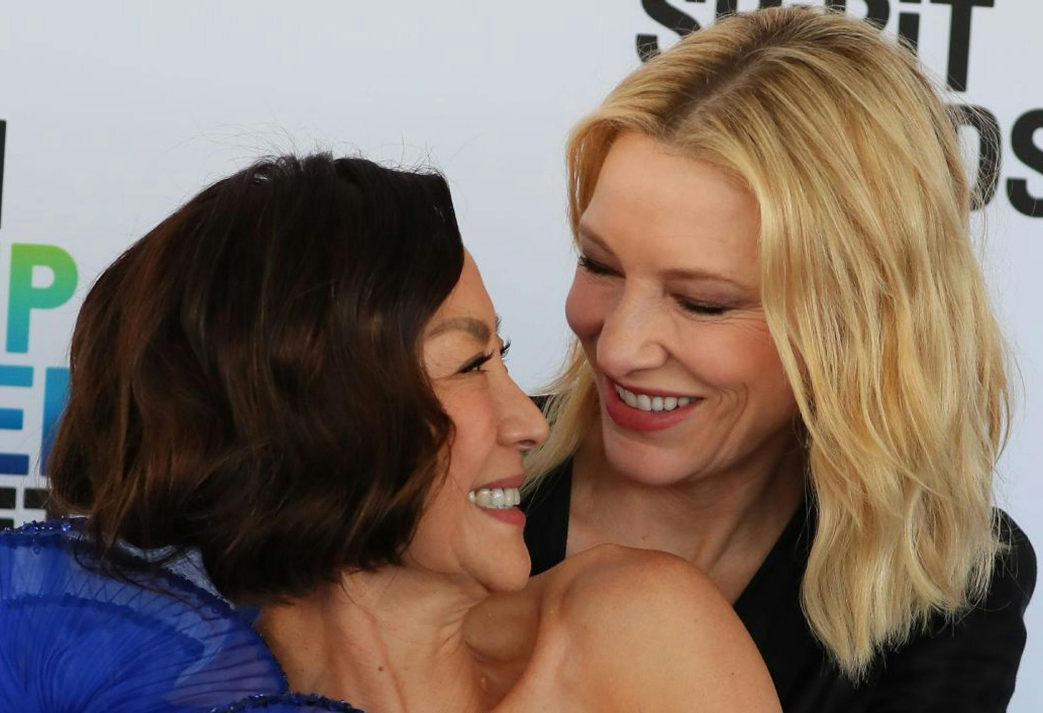 Michelle Yeoh y Cate Blanchett en la alfombra roja de los Spirit Awards