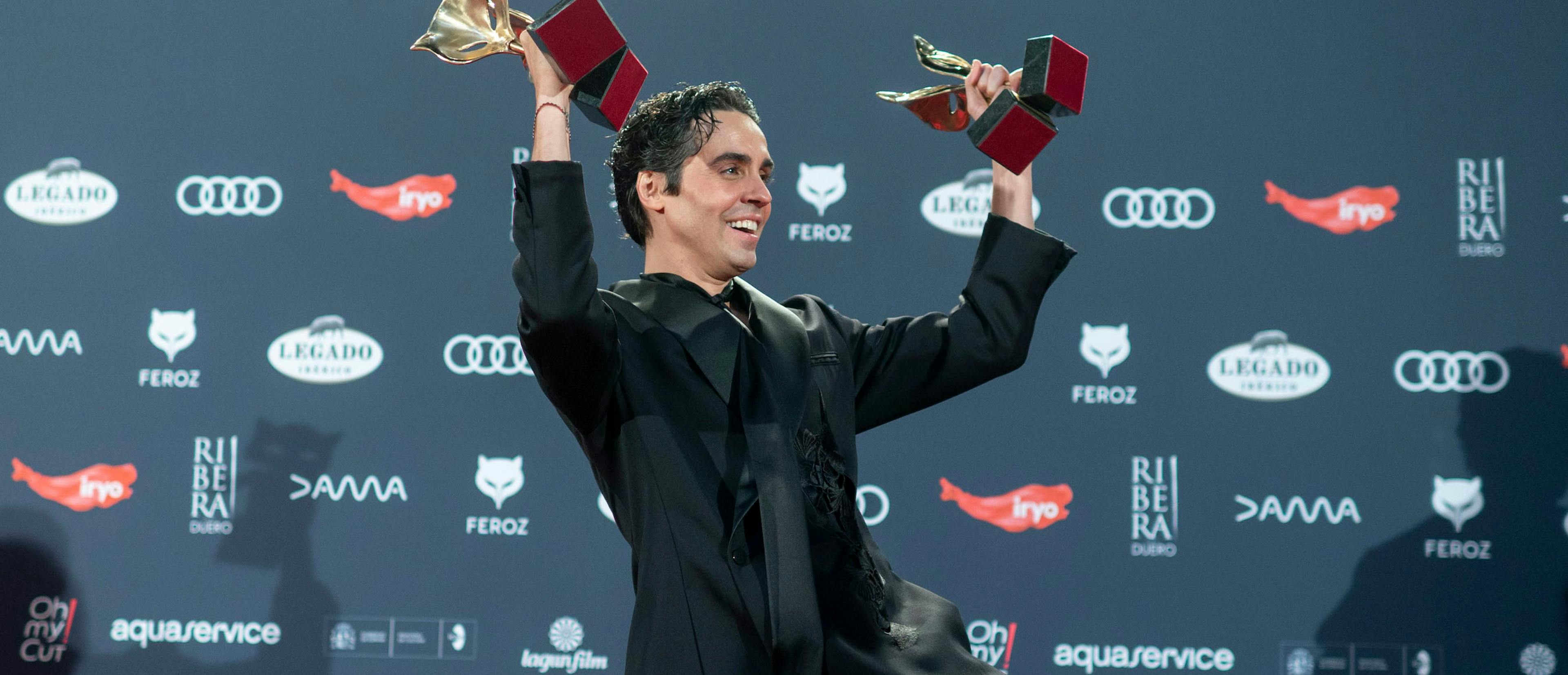 Javier Ambrossi sostiene varios de los Premios Feroz por 'La mesías' en la ceremonia de 2024
