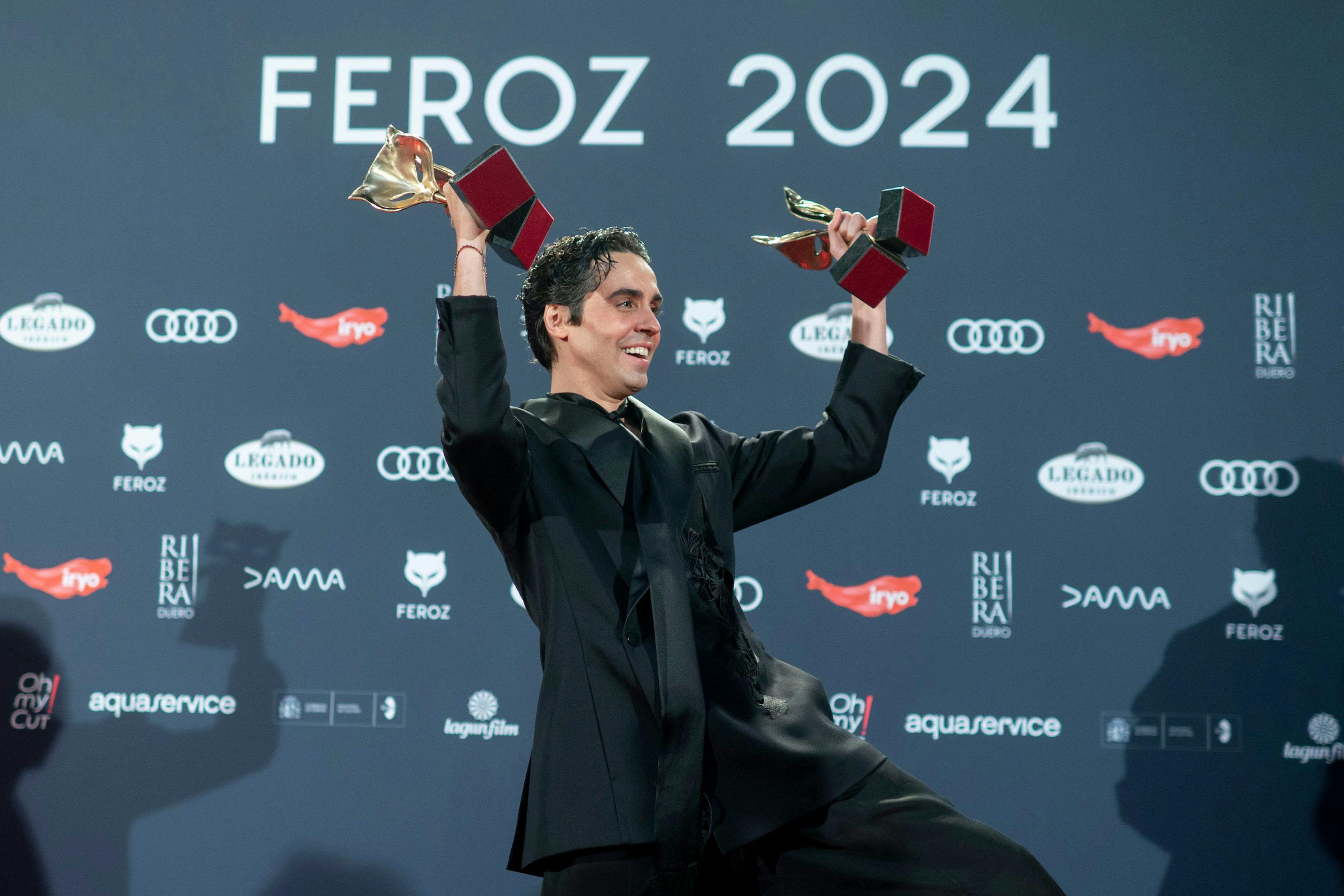 Javier Ambrossi sostiene varios de los Premios Feroz por 'La mesías' en la ceremonia de 2024