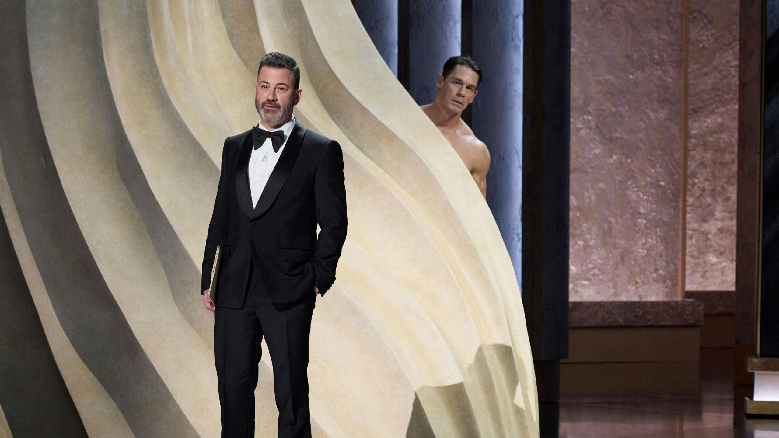 Jimmy Kimmel dando paso a John Cena para dar el premio a Mejor Vestuario en la gala número 96 de los Oscar