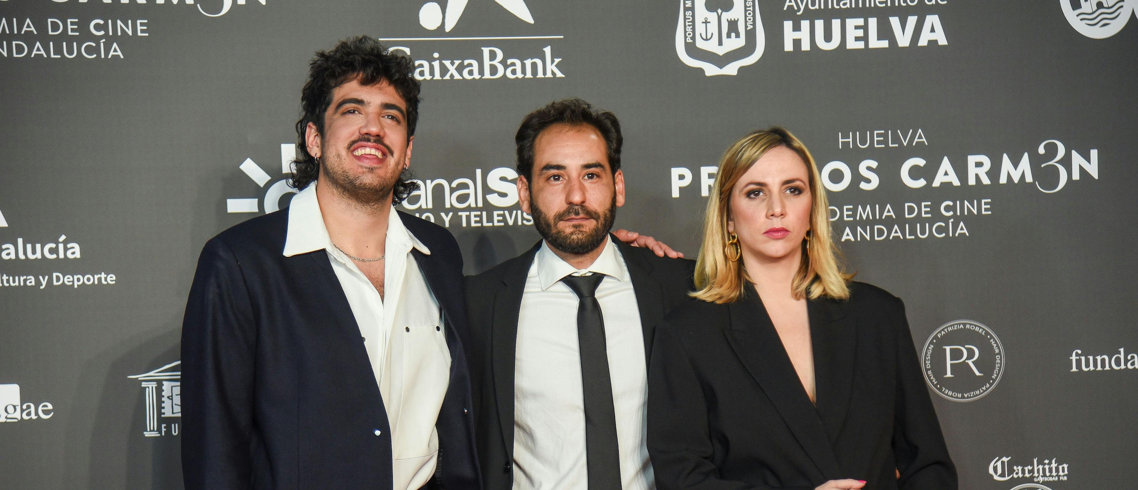 Alejandro Marín, Jesús Carroza y Carmen Garrido, parte del equipo de 'Te estoy amando locamente', en el photocall de los III Premios Carmen