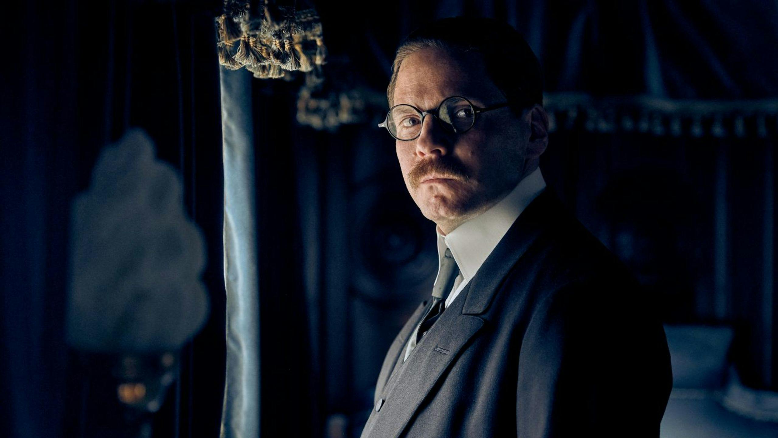 Daniel Brühl en un fotograma de la película de Netflix 'Sin novedad en el frente'.