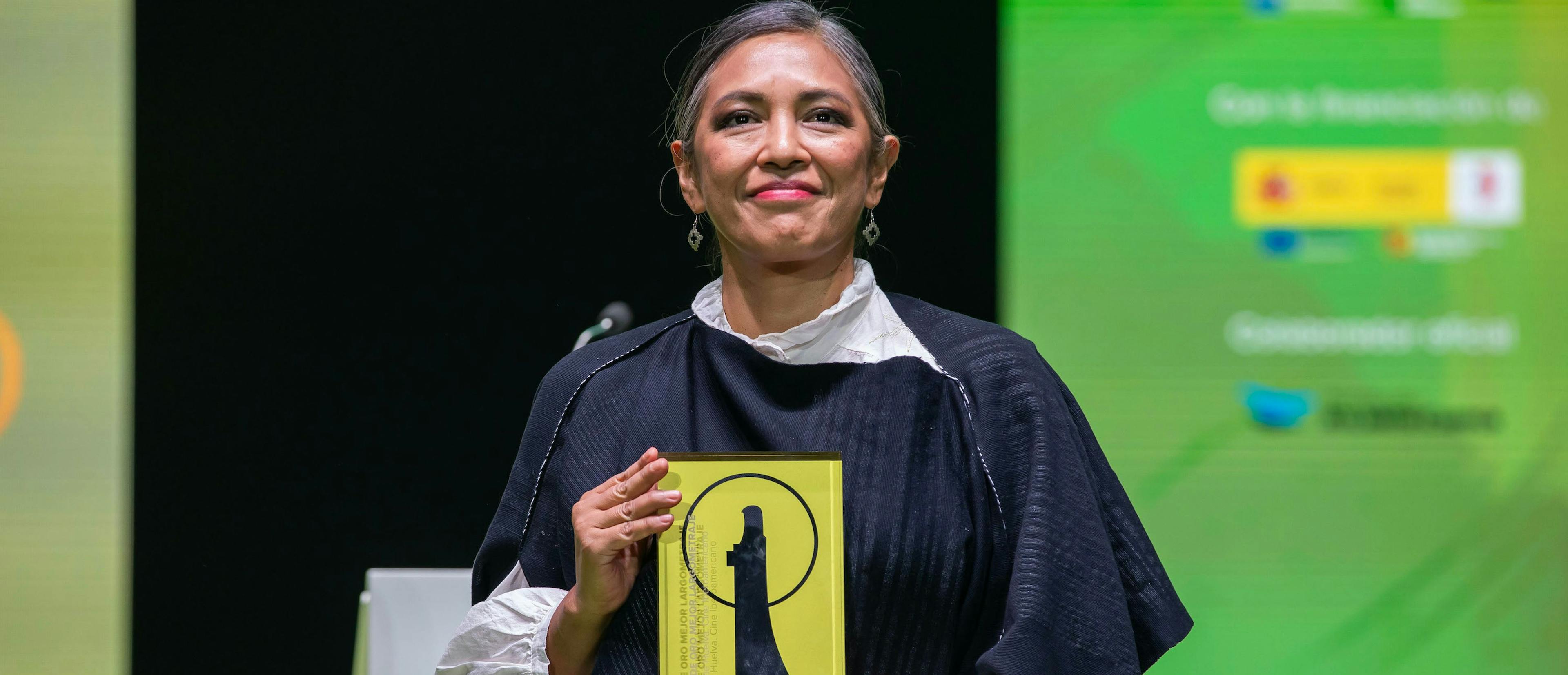 La directora mexicana Ángeles Cruz posa con el Colón de Oro para 'Valentina o la serenidad' en el Festival de Huelva