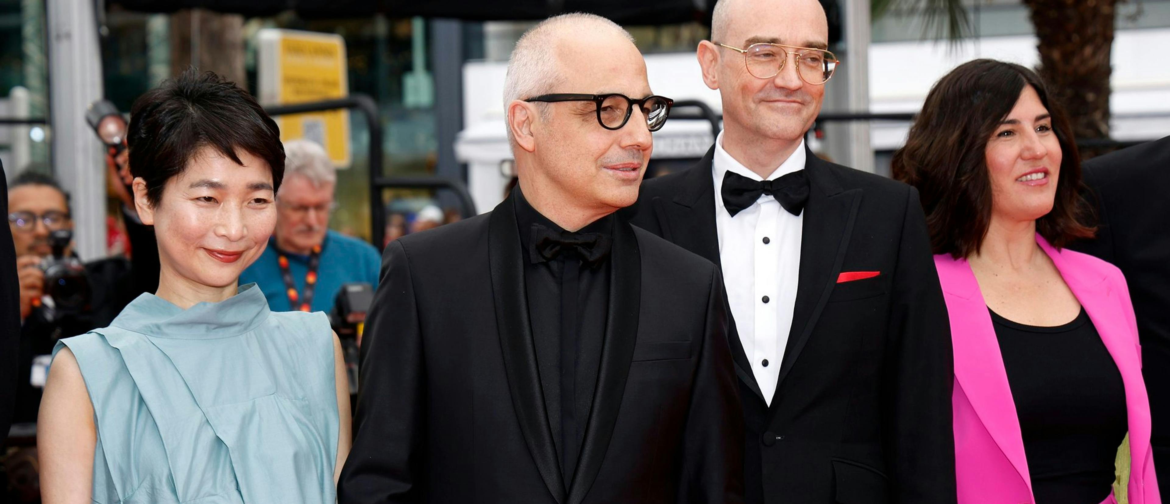 El director Pablo Berger (2i) y la productora Sandra Tapia (d) en la alfombra roja del Festival de Cannes