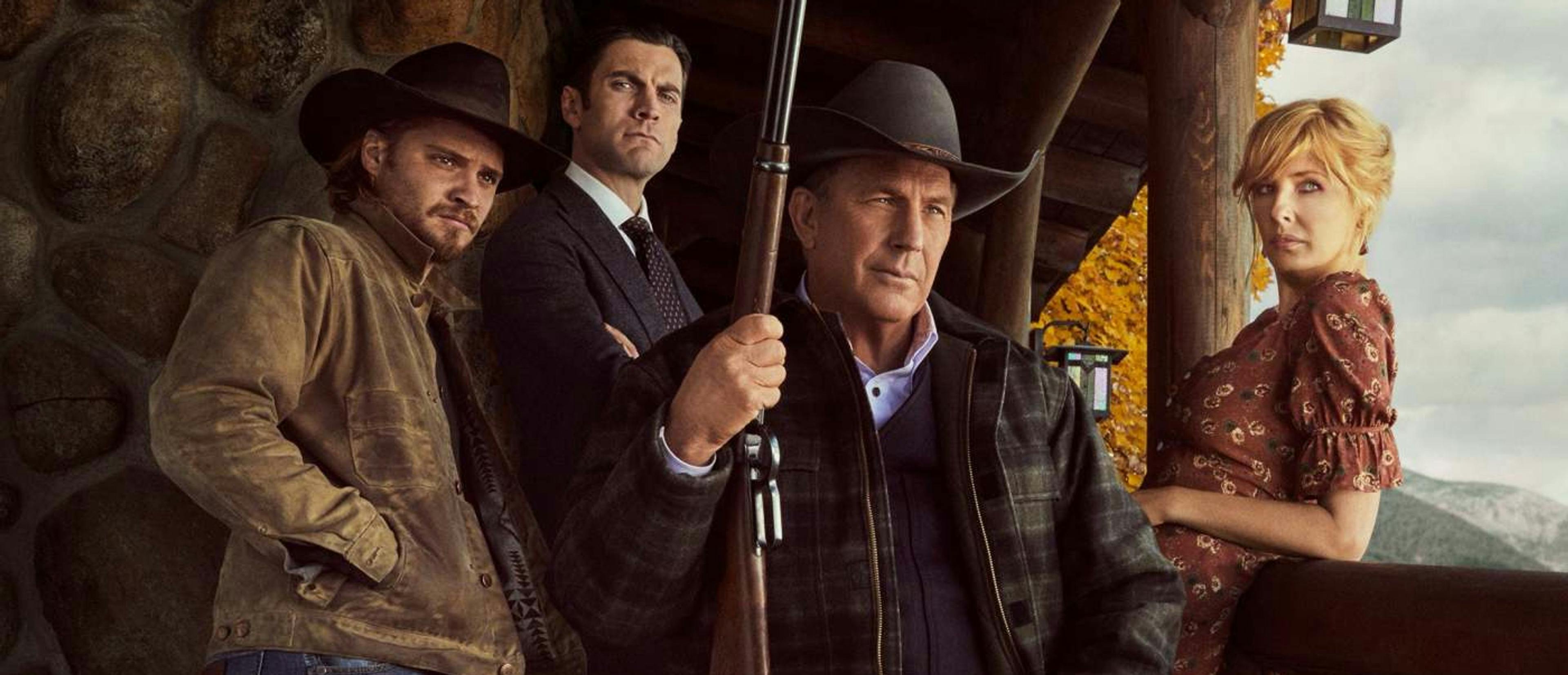 Kevin Costner y el resto del reparto de 'Yellowstone', en una foto promocional.