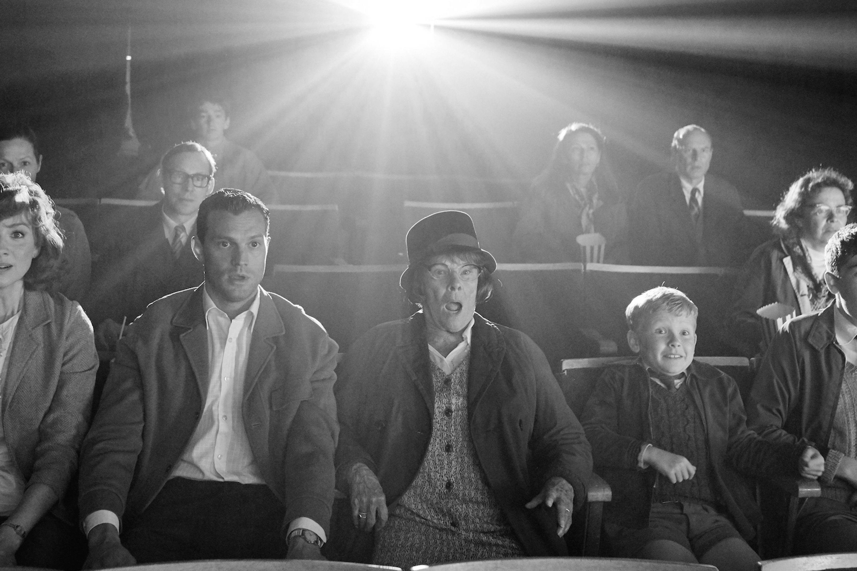 Fotograma de la película 'Belfast', de Kenneth Branagh, con la familia protagonista en primer plano