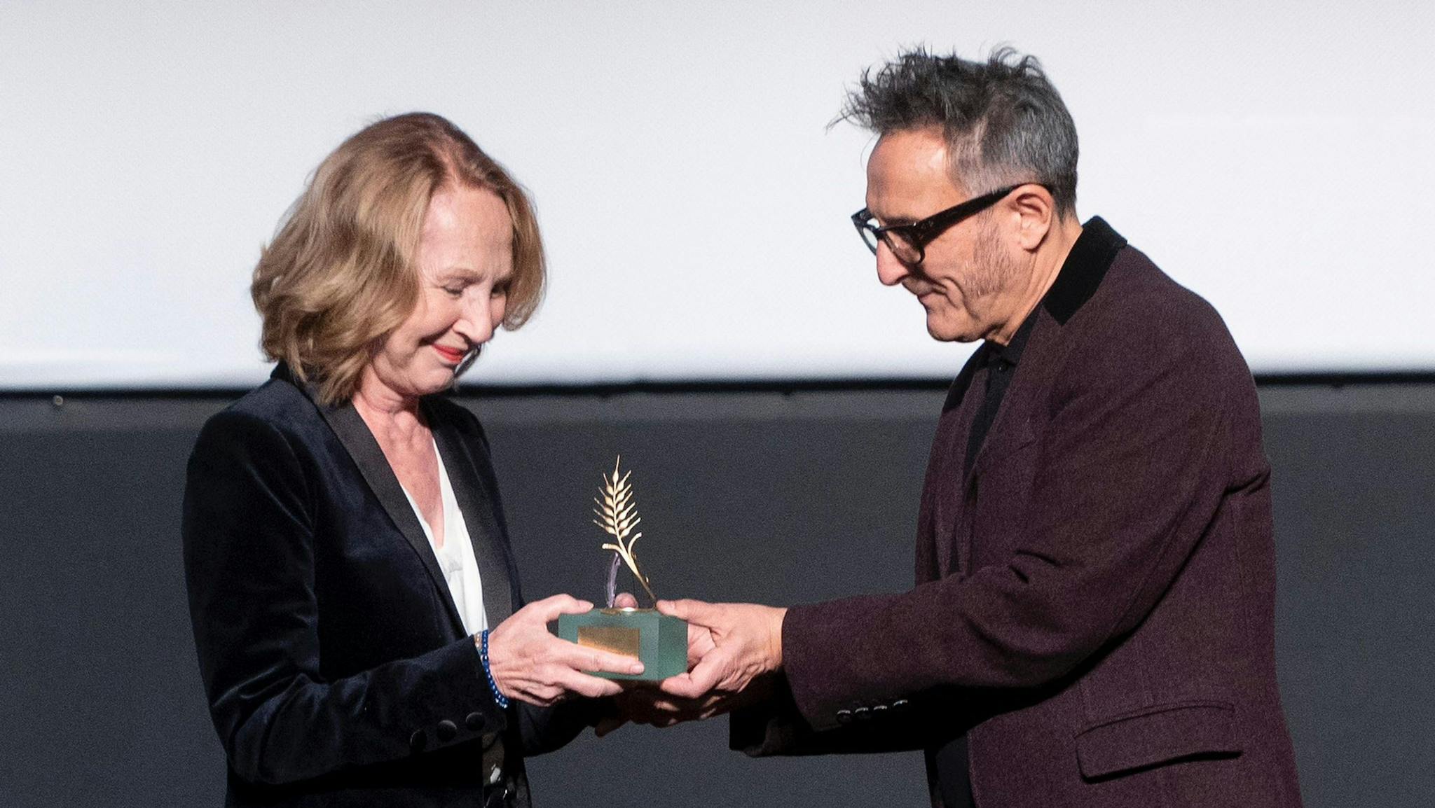 Nathalie Baye recibe la Espiga de Honor a manos del director de la Seminci, José Luis Cienfuegos