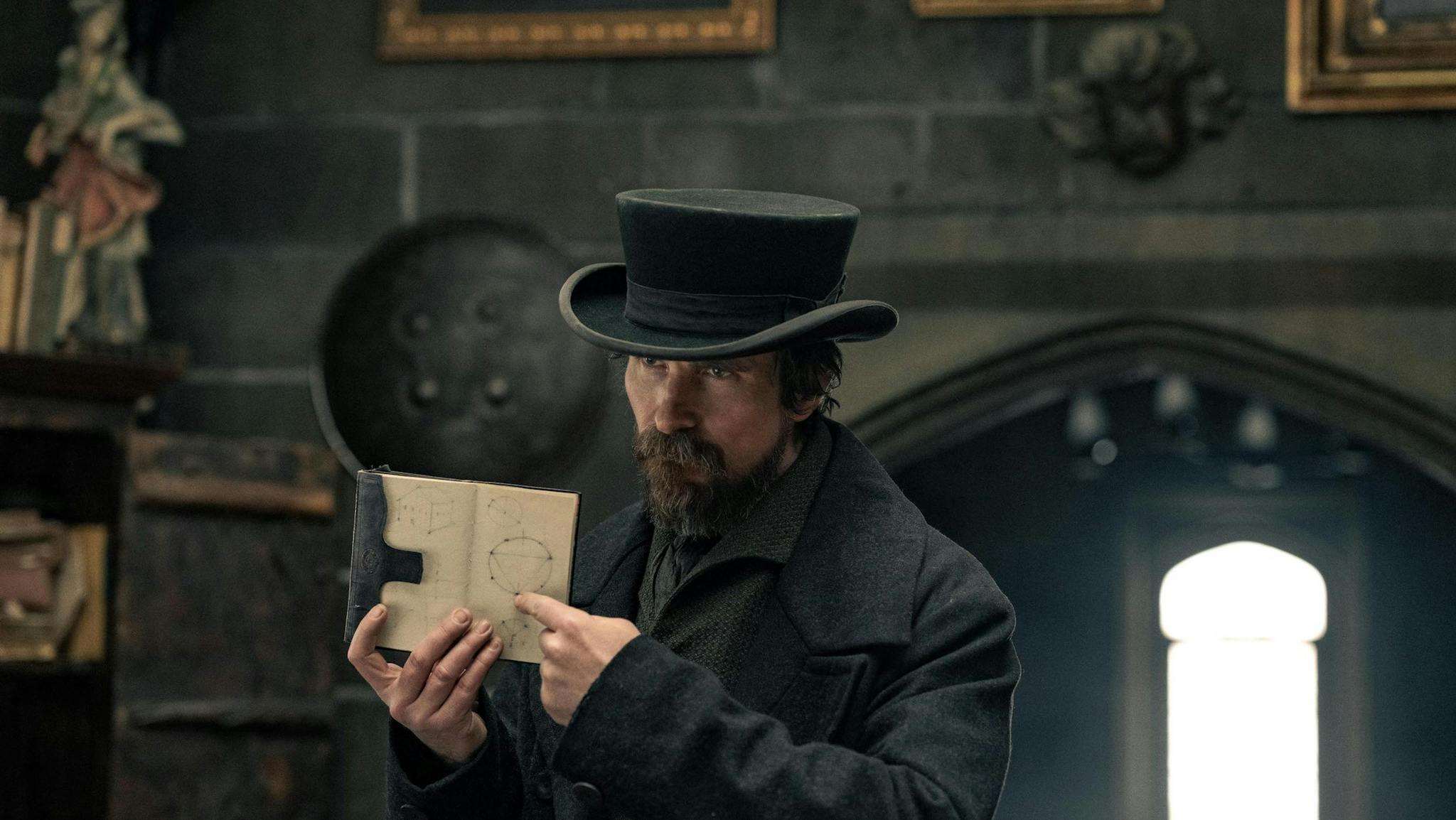 El actor Christian Bale en una imagen de producción de la película 'Los crímenes de la academia'