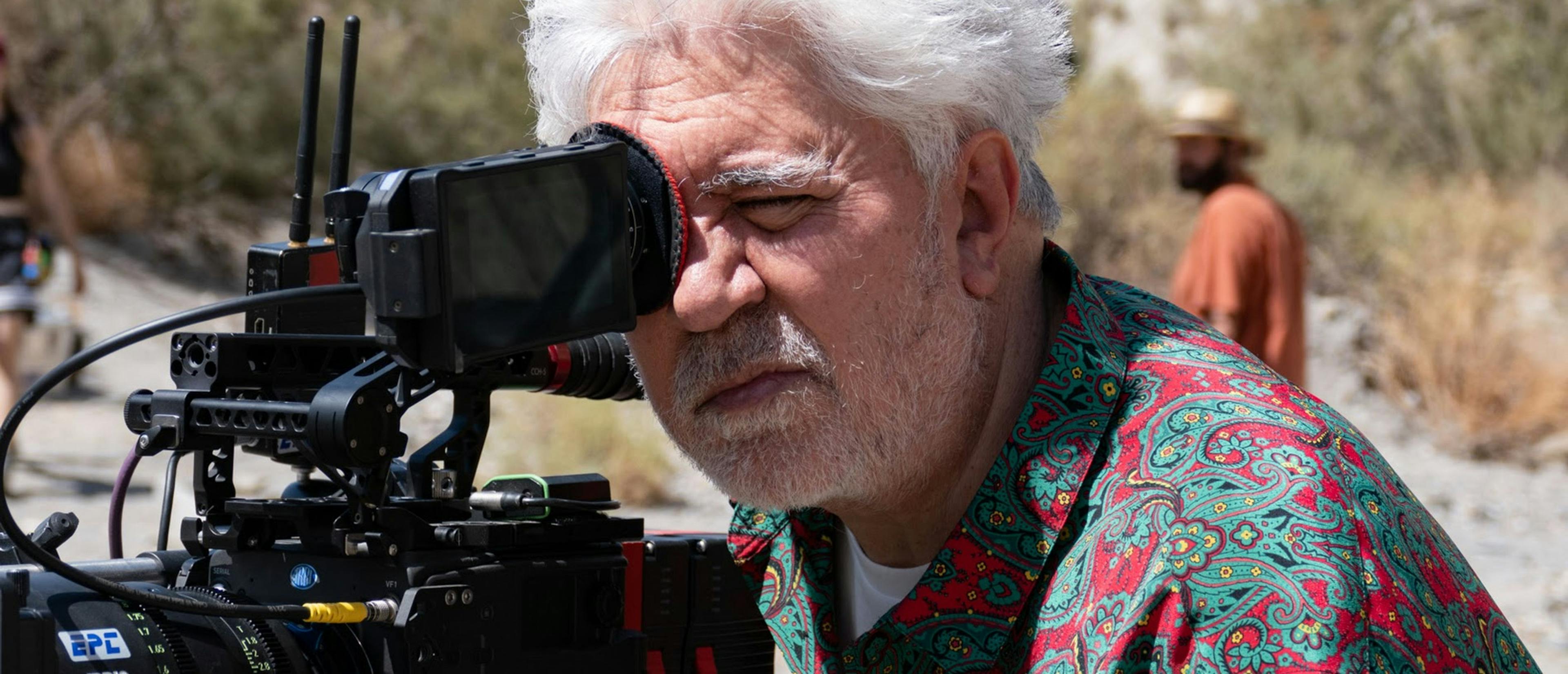 El director Pedro Almodóvar, durante el rodaje en Almería de su corto 'Extraña forma de vida'