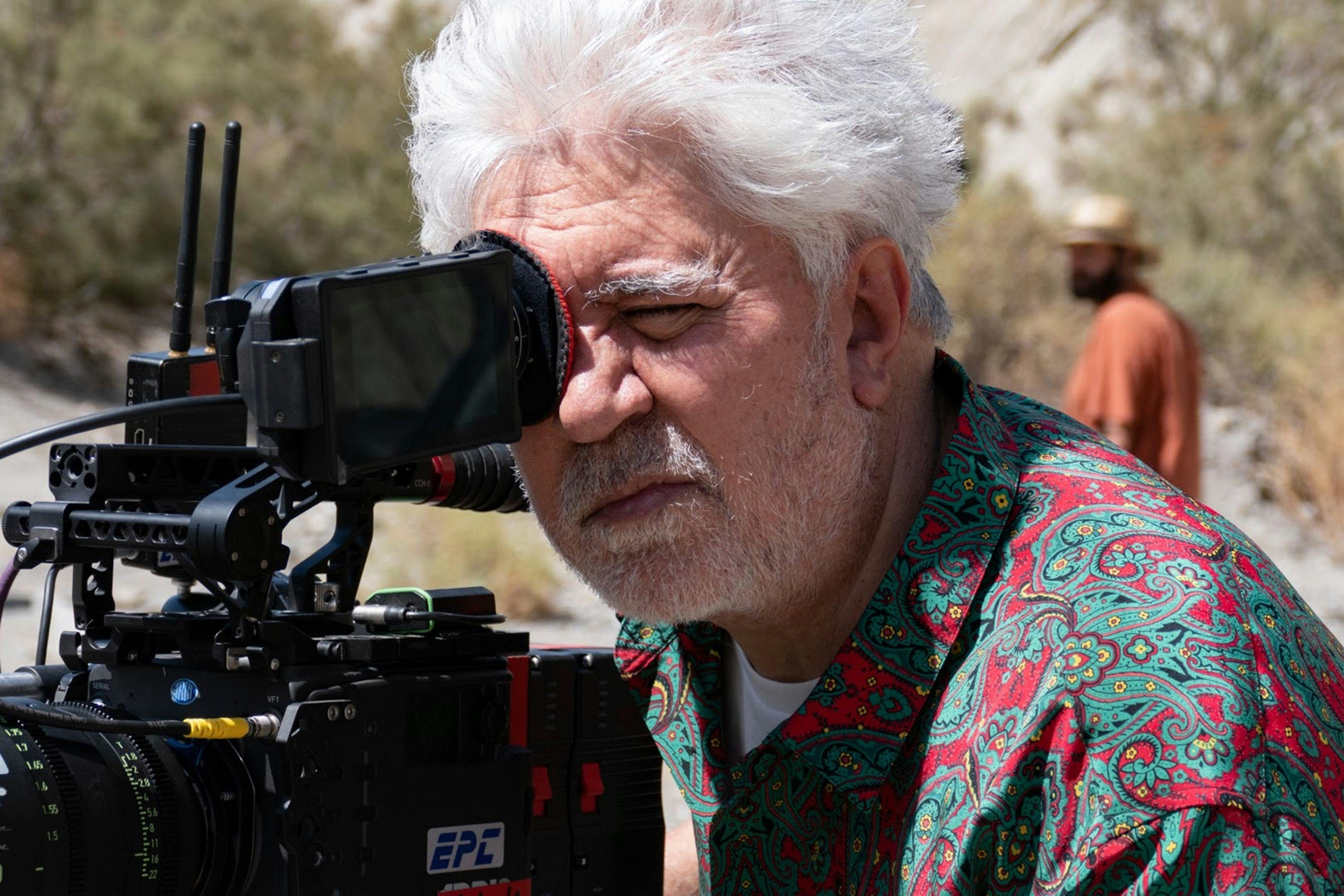 El director Pedro Almodóvar, durante el rodaje en Almería de su corto 'Extraña forma de vida'