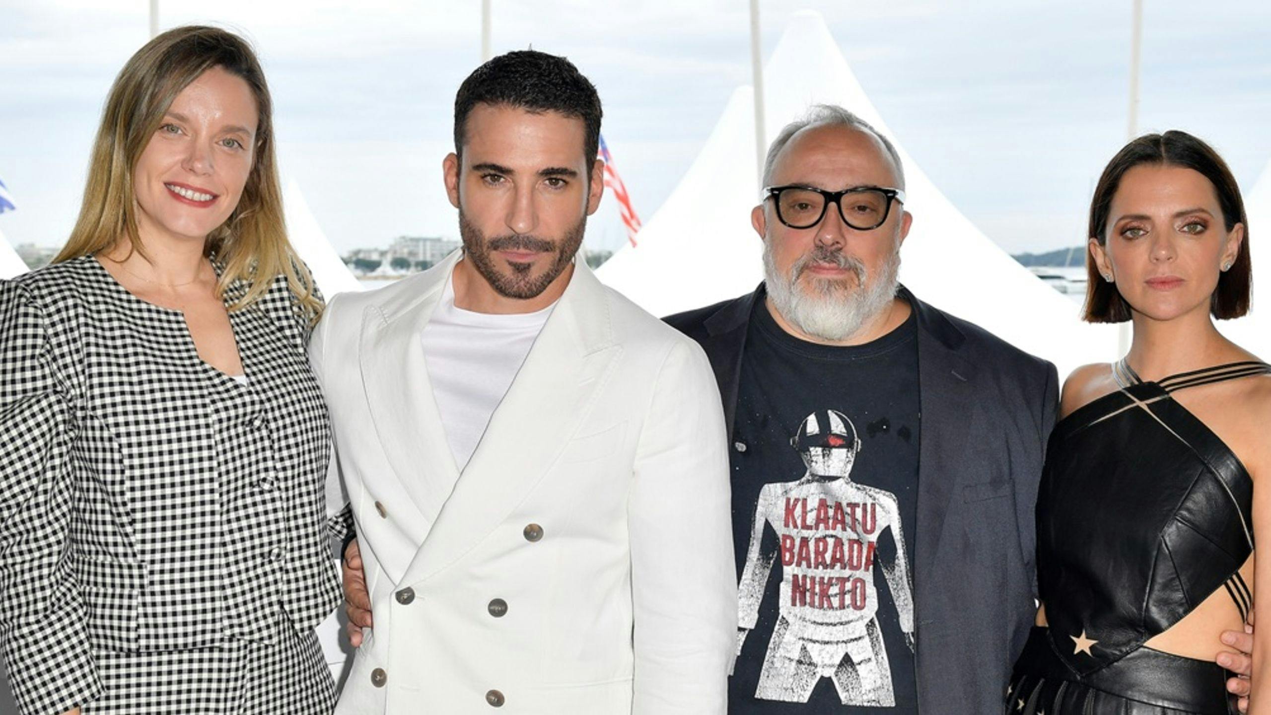 Álex De la Iglesia, Miguel Ángel Silvestre, Macarena Gómez y Carolina Bang han presentado la segunda temporada de '30 monedas' en Cannes