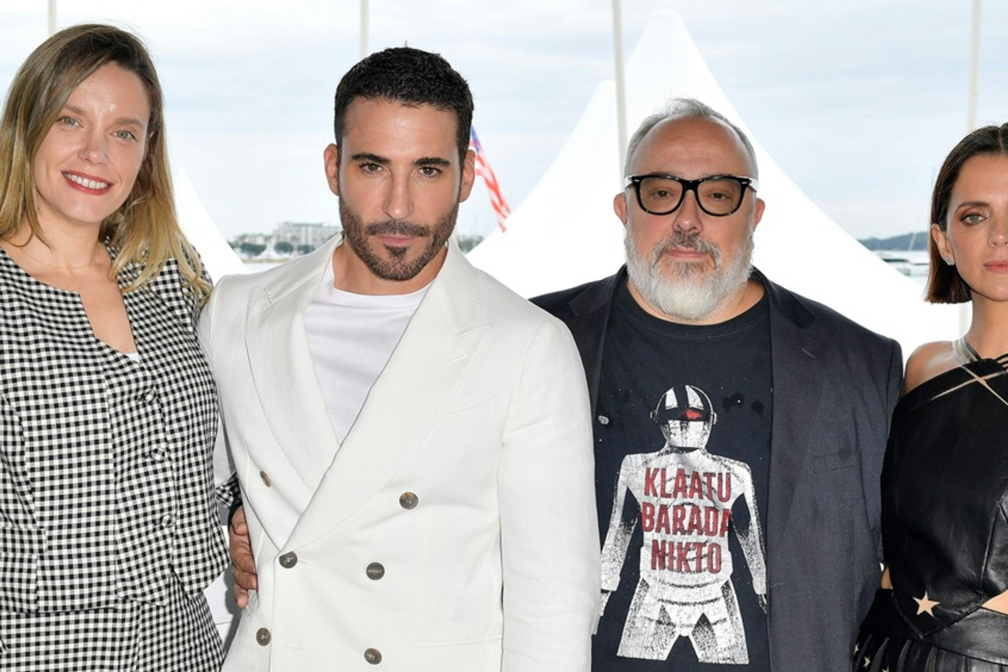 Álex De la Iglesia, Miguel Ángel Silvestre, Macarena Gómez y Carolina Bang han presentado la segunda temporada de '30 monedas' en Cannes
