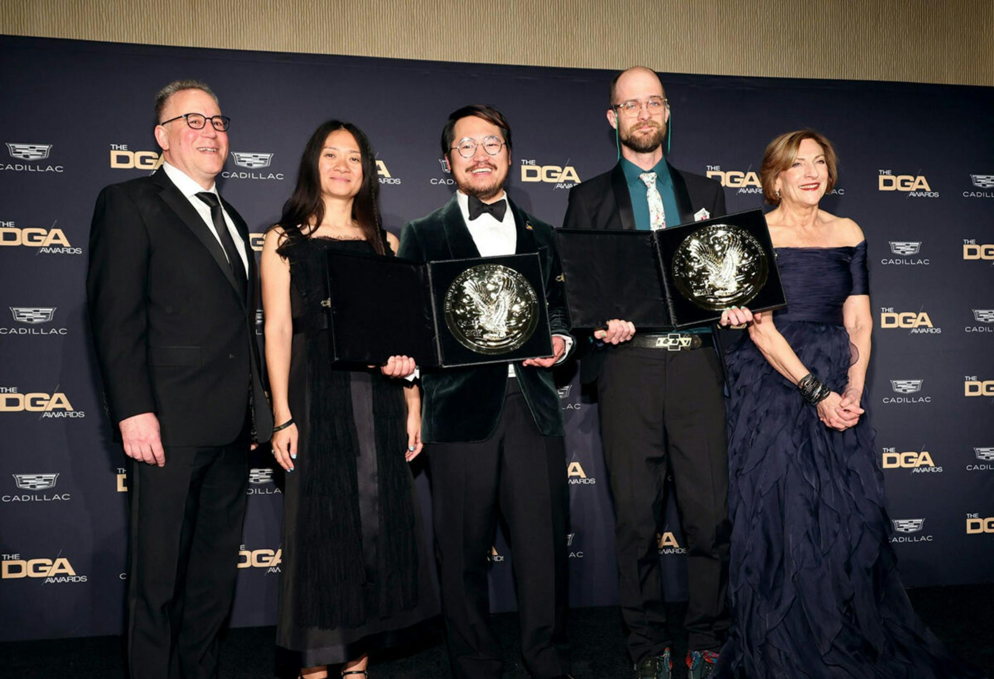 Daniel Kwan, Daniel Scheinert y la presidenta del DGA Lesli Linka Glatter tras la entrega de premios del síndicato