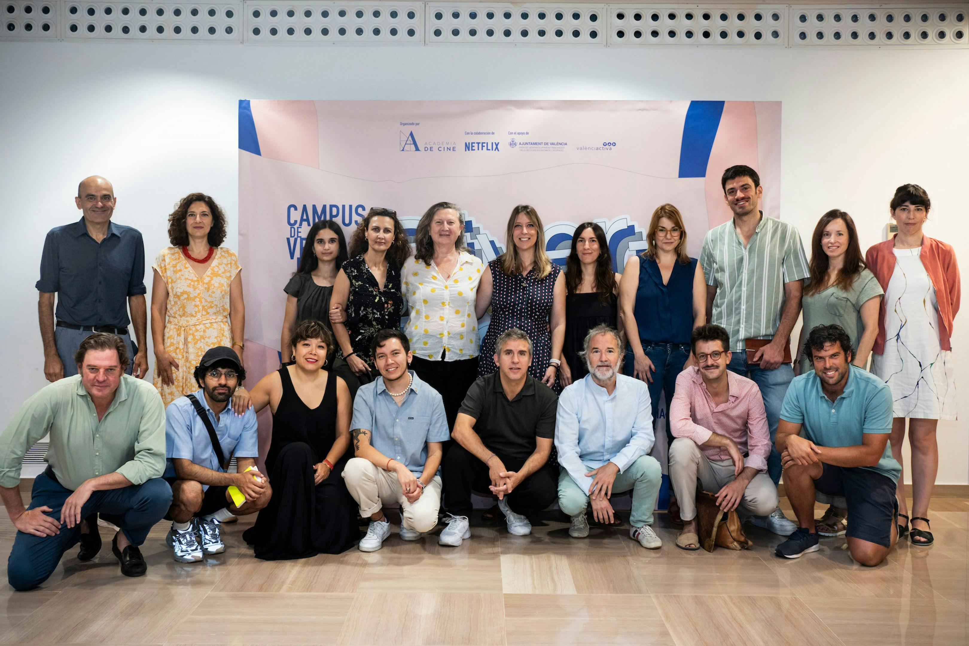 Fotografía de grupo de los y las asistentes al II Campus de Verano de la Academia de Cine en Valencia