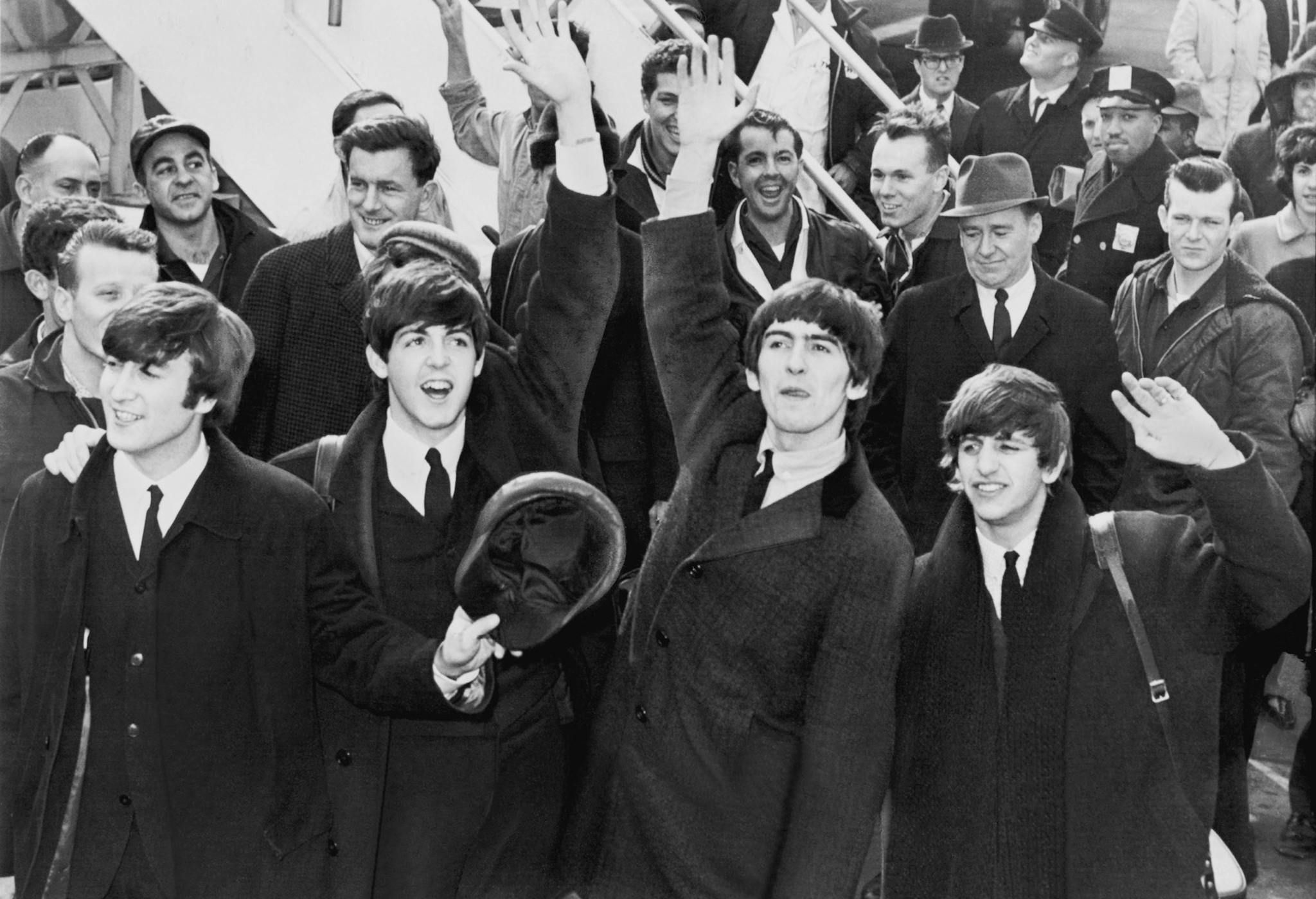 Los cuatro integrantes de 'The Beatles' saludan a sus fans en el aeropuerto Kennedy en 1964