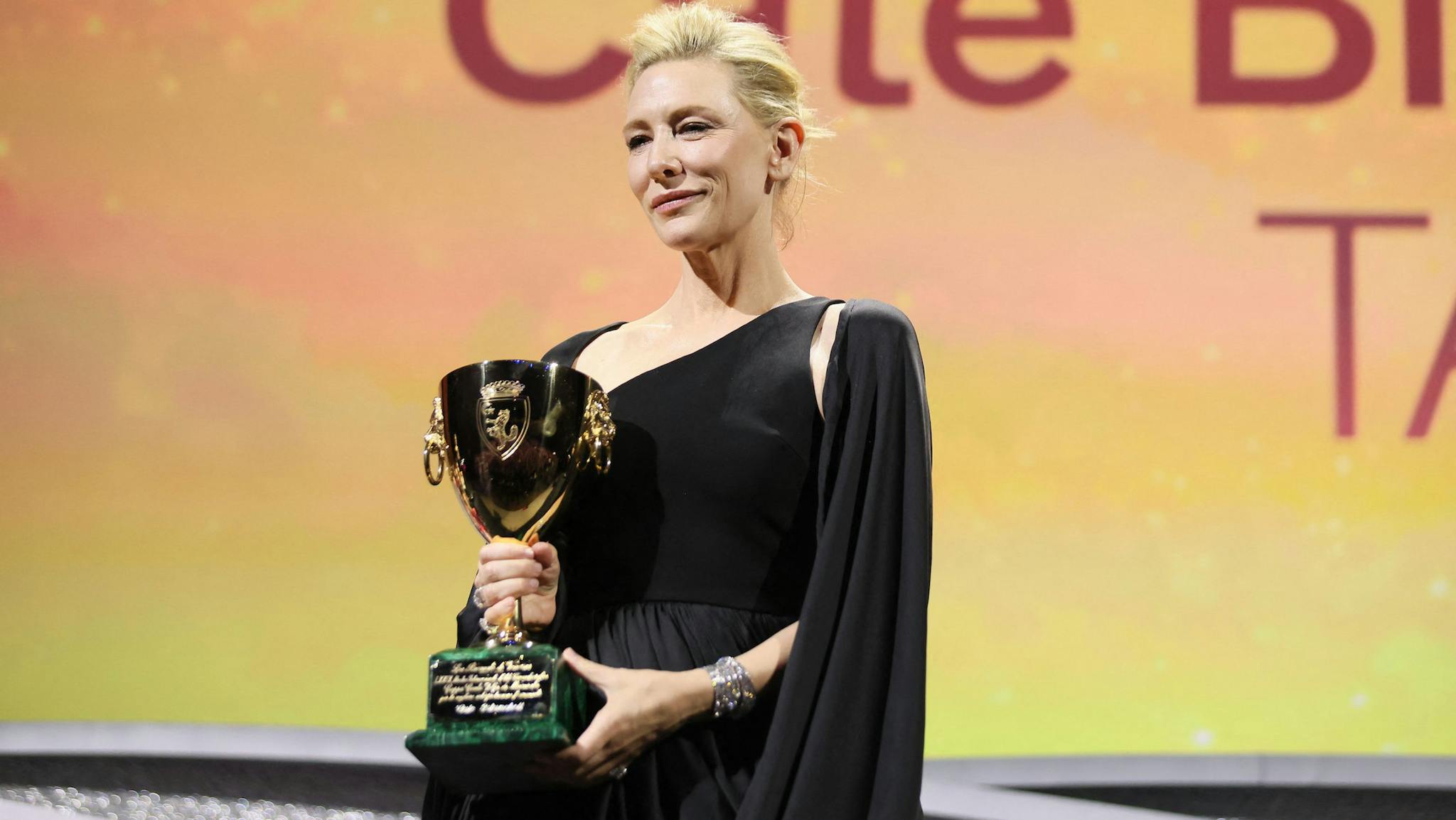 La actriz Cate Blanchett recoge la Copa Volpi del Festival de Venecia 2022 por su interpretación en 'Tár'
