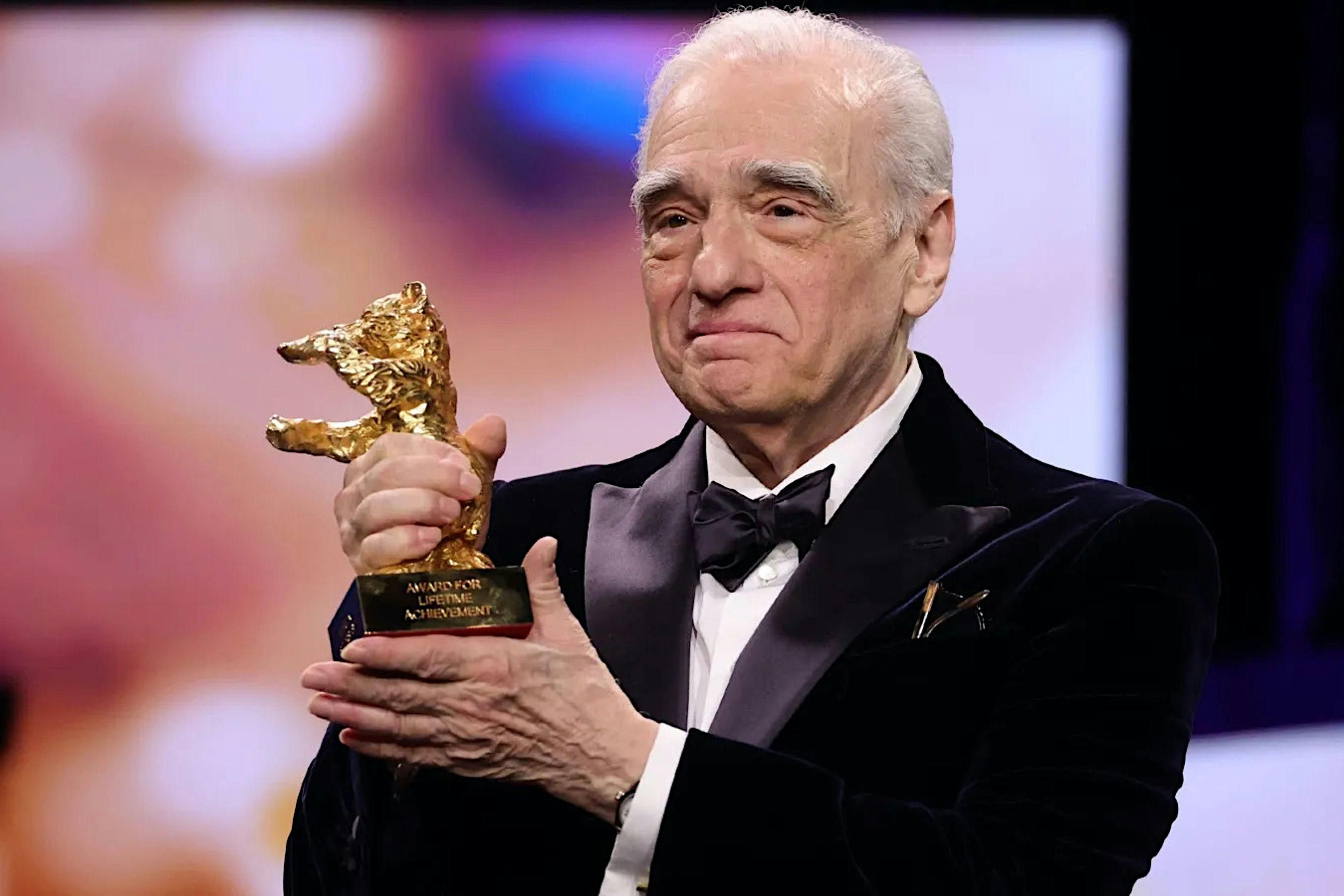 El director Martin Scorsese sostiene su Oso de Oro honorífico en la Berlinale 2024