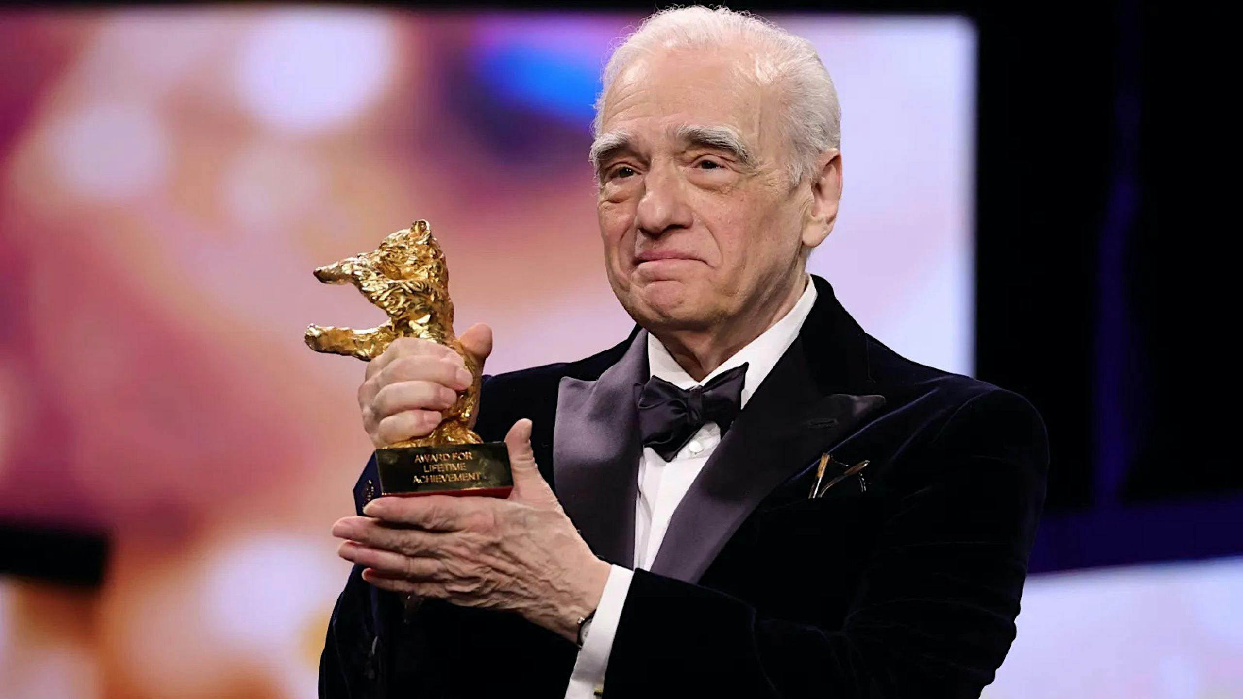 El director Martin Scorsese sostiene su Oso de Oro honorífico en la Berlinale 2024