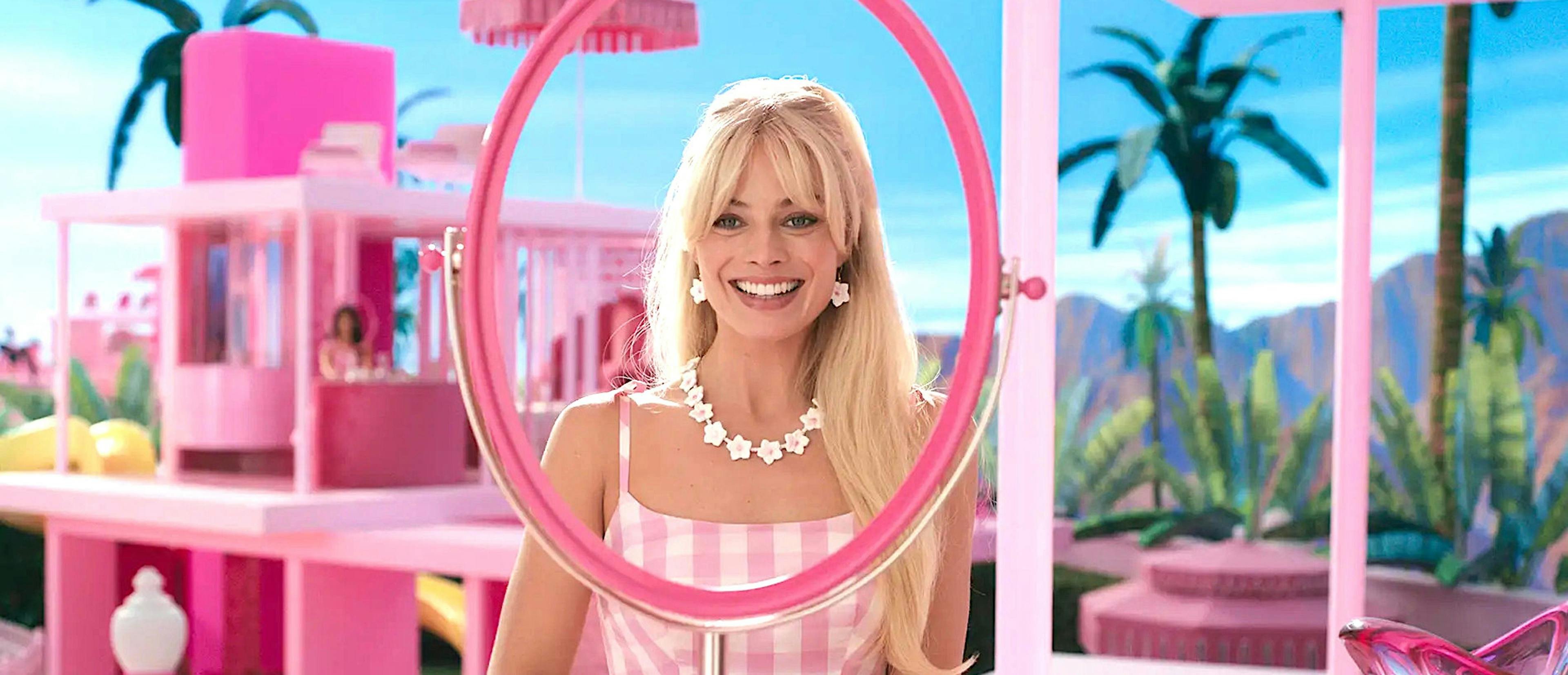 La actriz y productora Margot Robbie, en una imagen promocional de la película 'Barbie'