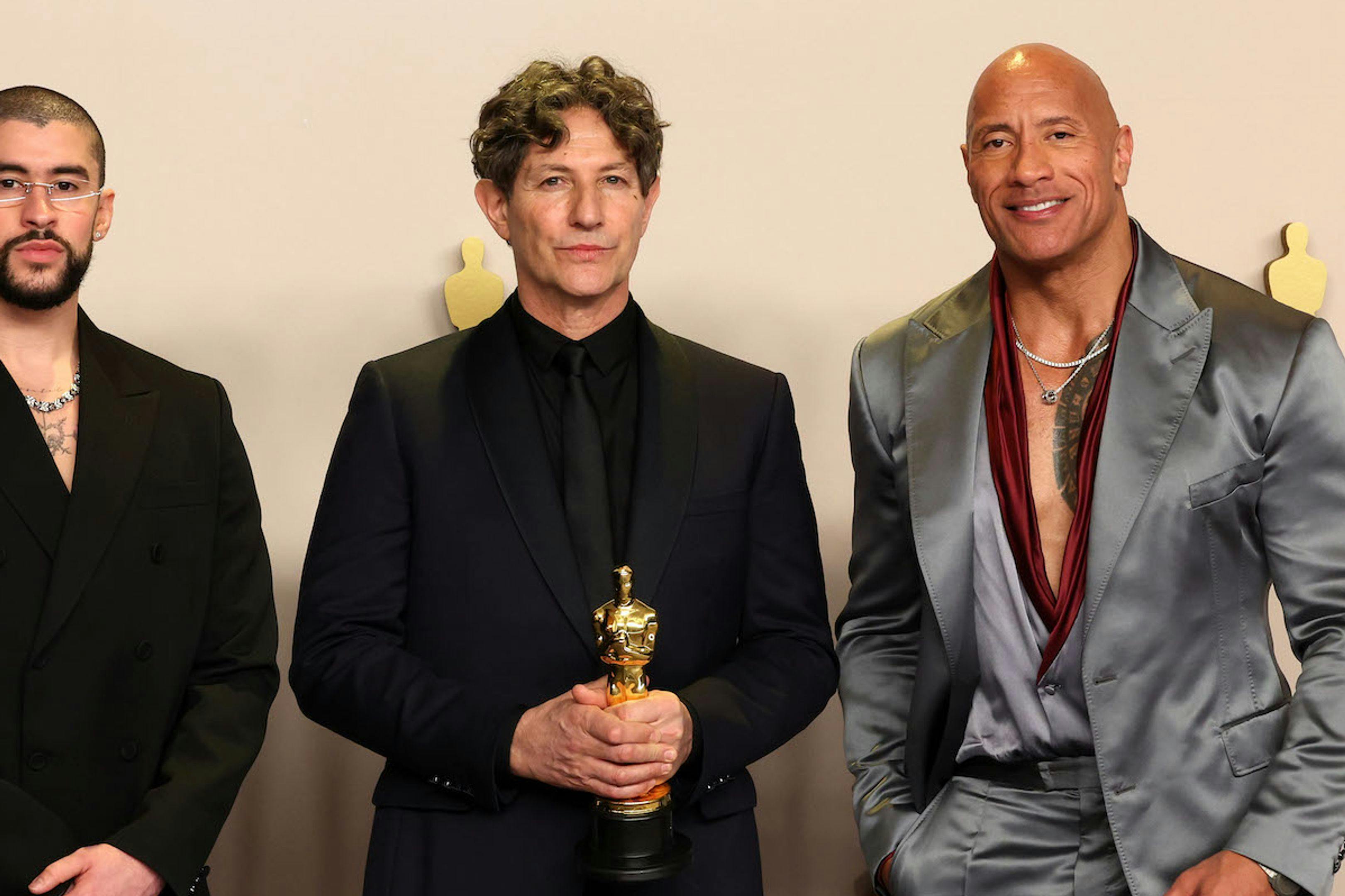 Bad Bunny y Dwayne 'La Roca' Johnson posan junto a Jonathan Glazer, ganador de la Mejor Película internacional