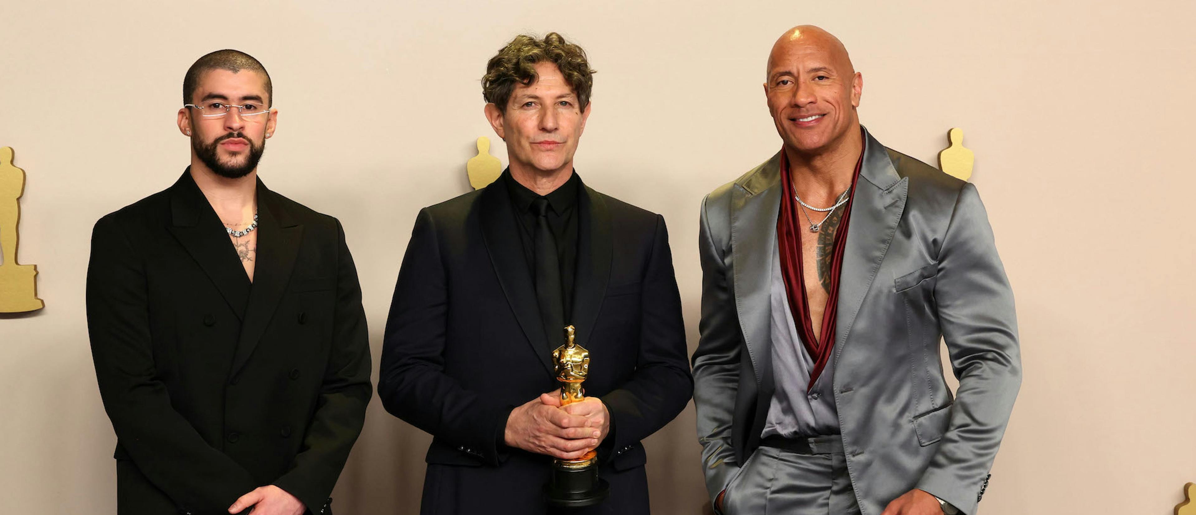 Bad Bunny y Dwayne 'La Roca' Johnson posan junto a Jonathan Glazer, ganador de la Mejor Película internacional