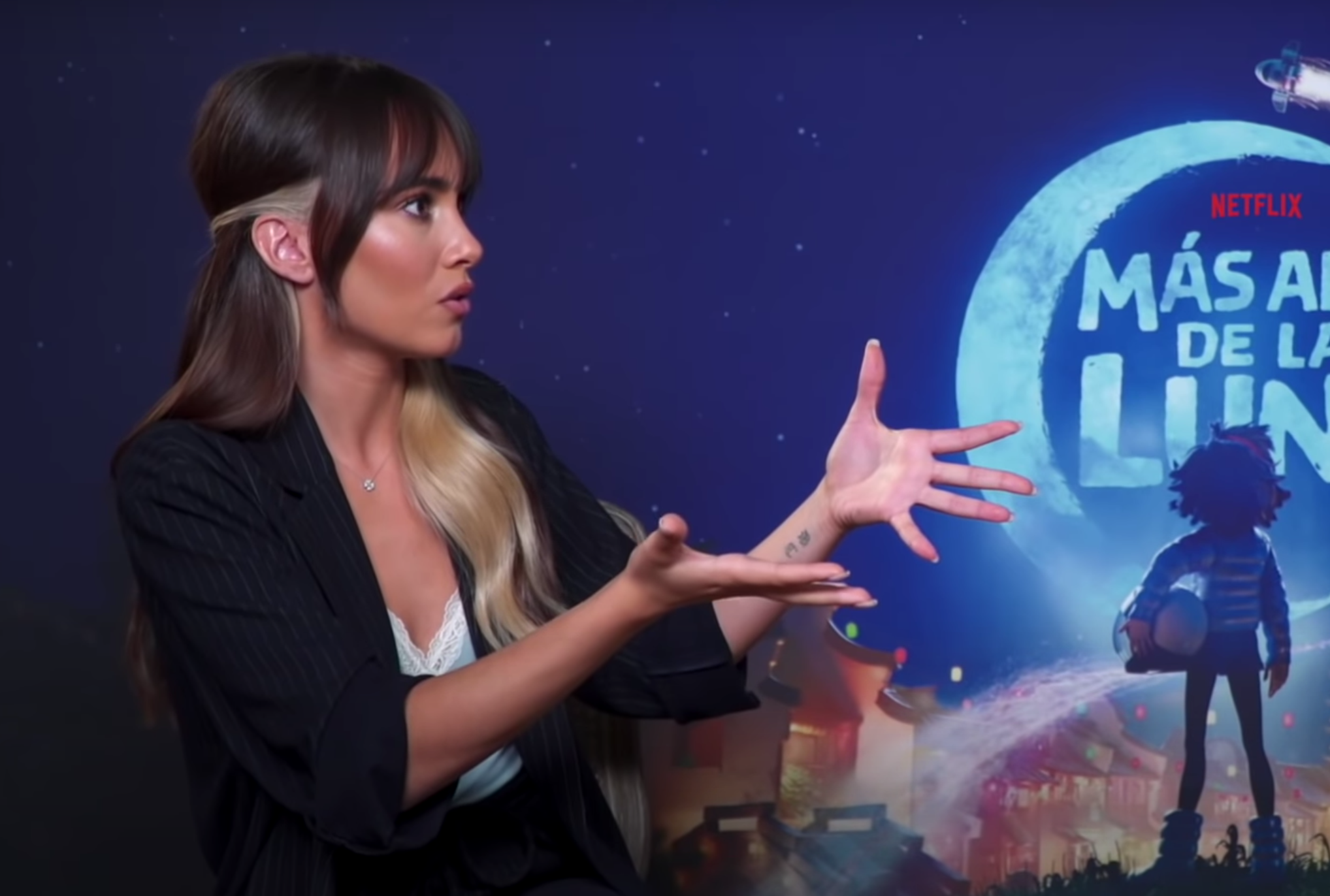 La cantante y actriz Aitana Ocaña gesticula durante una entrevista con Kinótico por 'Más allá de la luna'