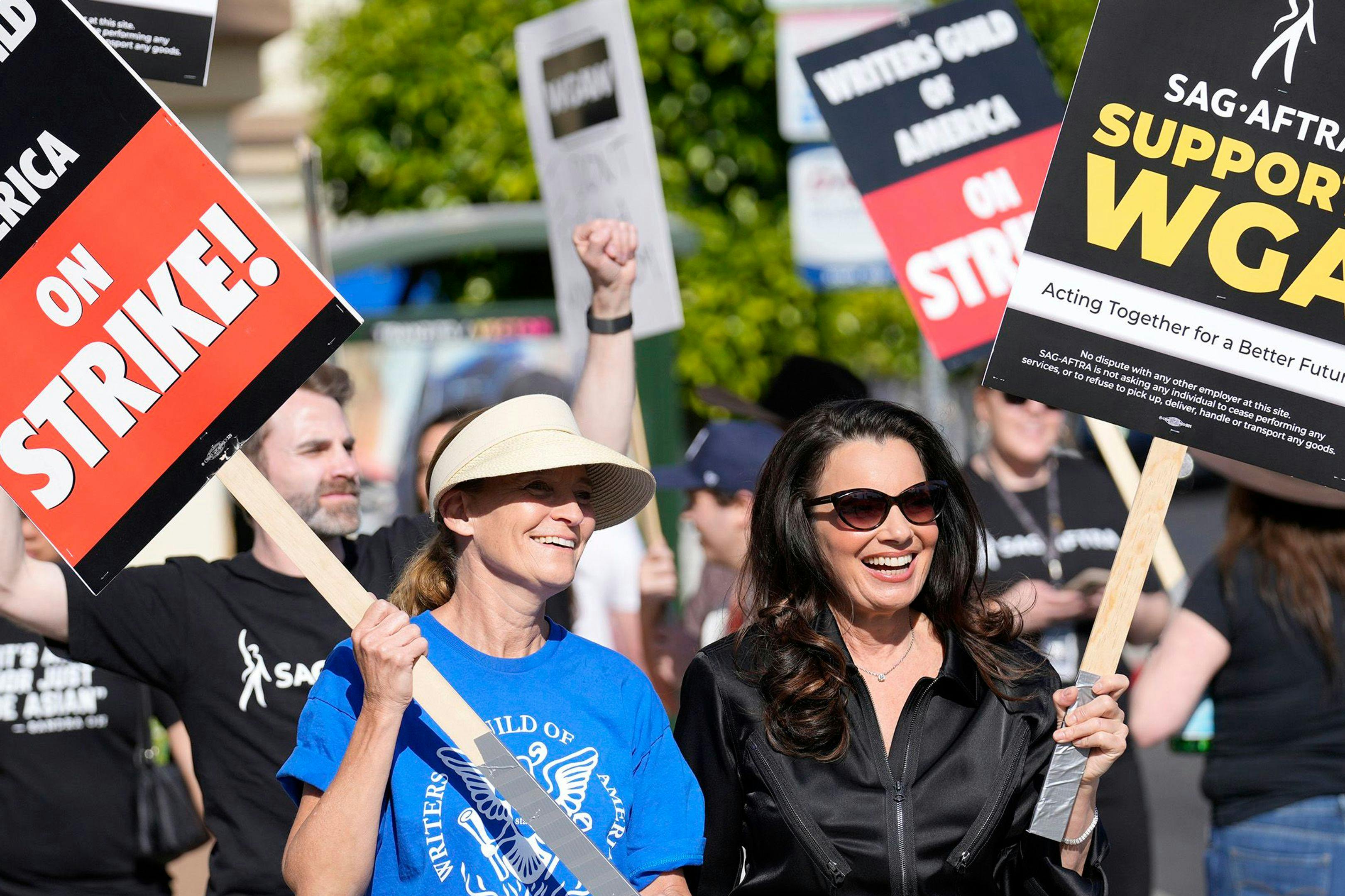 La actriz Fran Drescher (d), presidenta del Sindicato de Actores de Estados Unidos, se une a la huelga de guionistas
