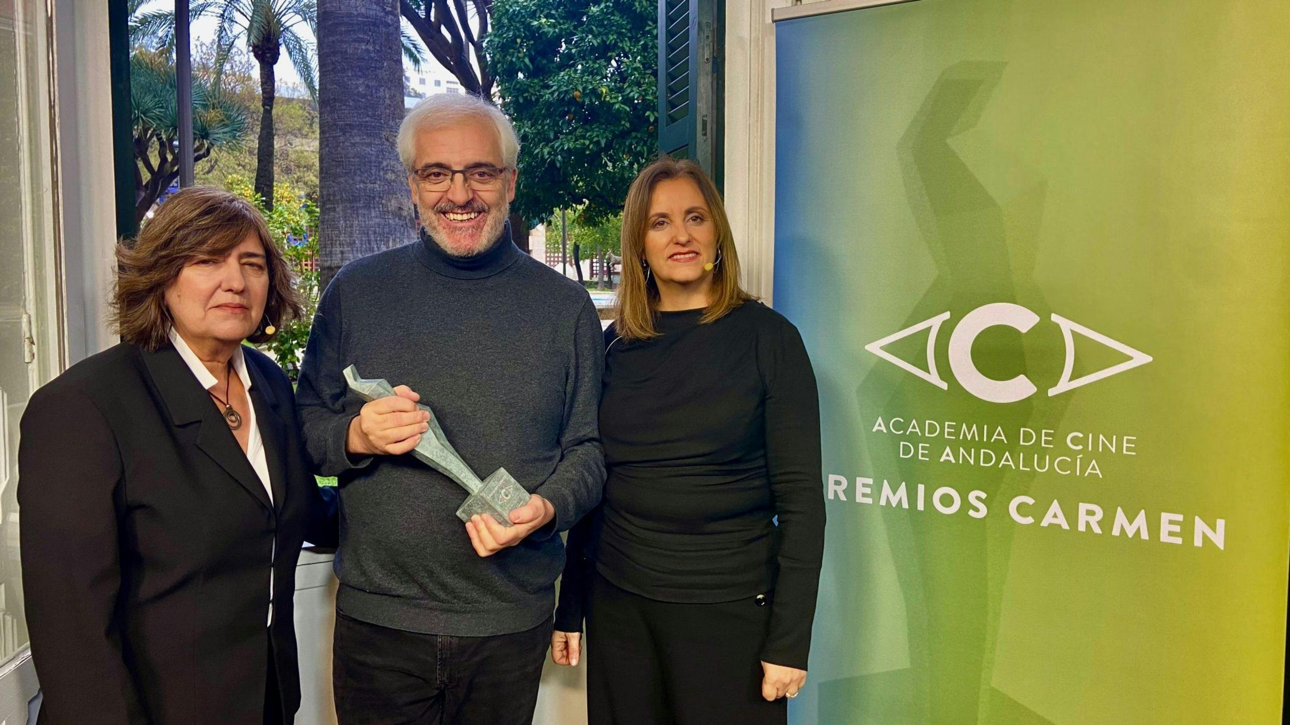 Fotografía de la lectura de nominaciones de la tercera edición de los Premios Carmen, con la directora Remedios Malvárez, el actor Vicente Vergara y la presidenta de la Academia, Marta Velasco