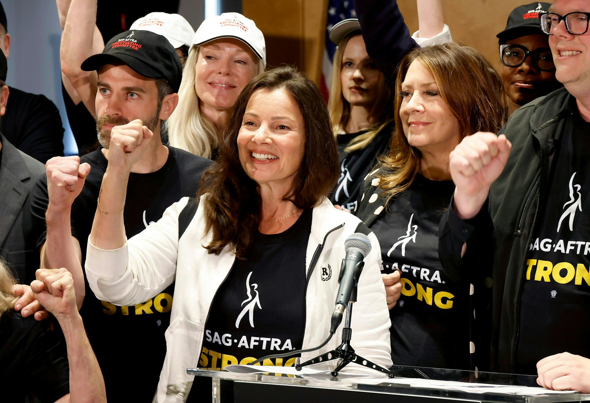 La presidenta del sindicato SAG-AFTRA, la actriz Fran Drescher, sonríe tras anunciar la huelga de actores y actrices de Hollywood