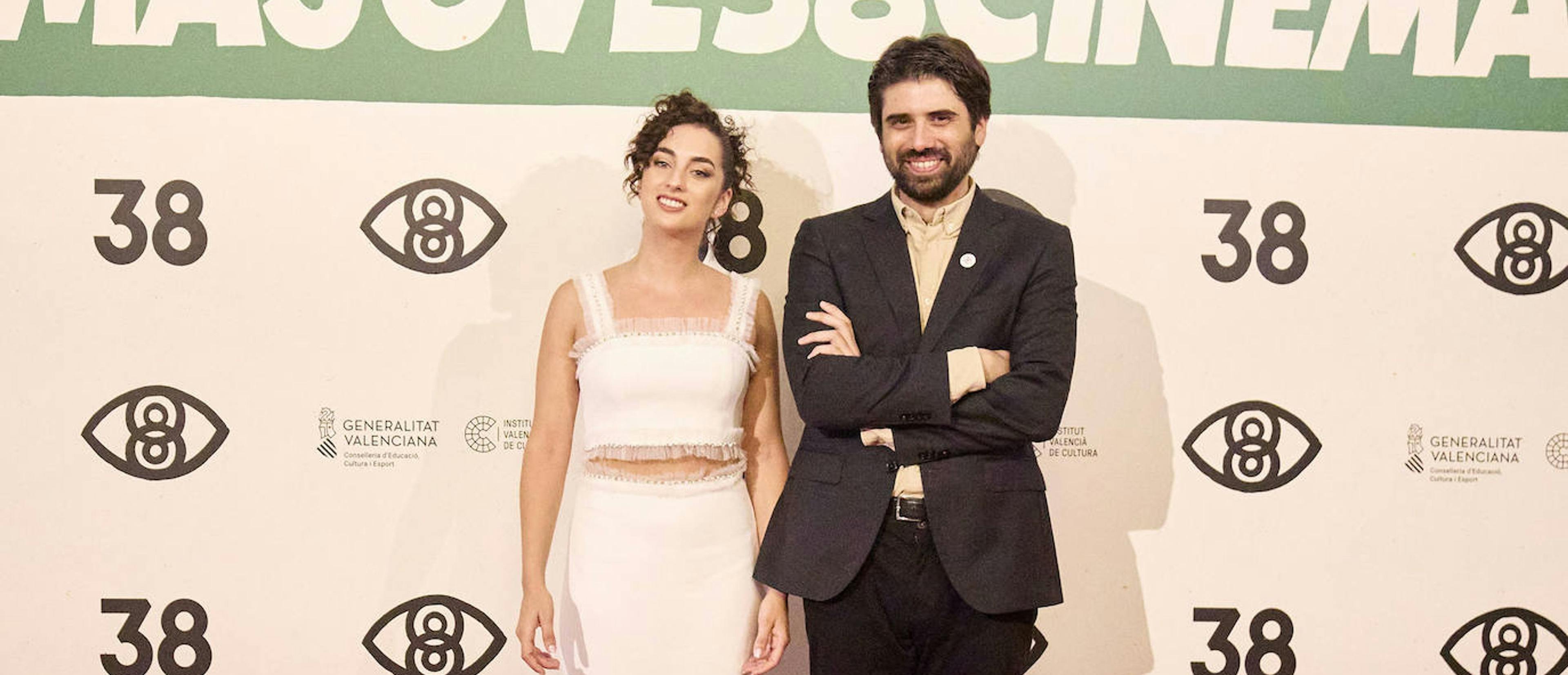 La actriz María Caballero, premio 'Un futuro de cine', posa en el festival Cinema Jove junto al director Carlos Madrid