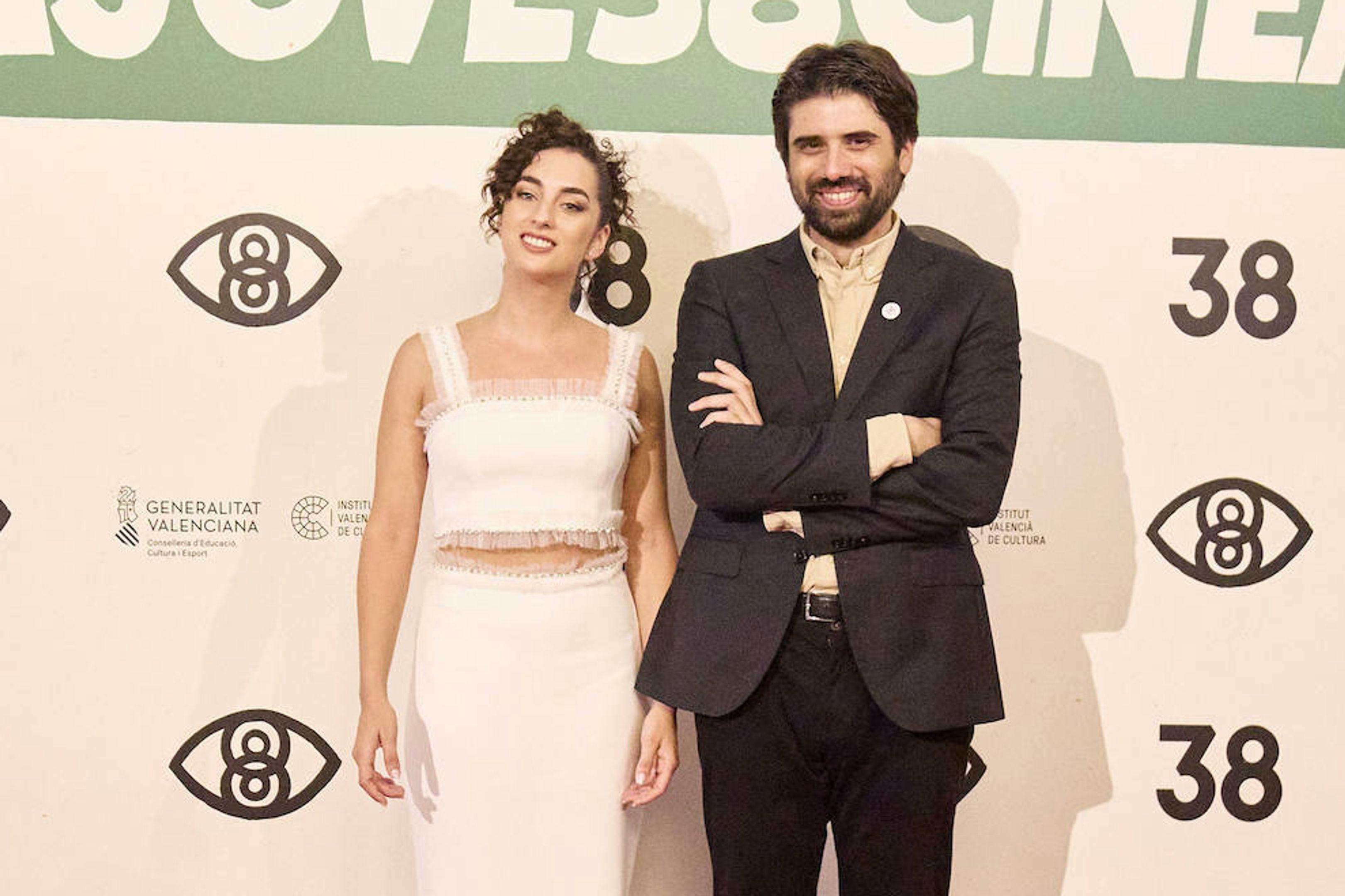 La actriz María Caballero, premio 'Un futuro de cine', posa en el festival Cinema Jove junto al director Carlos Madrid