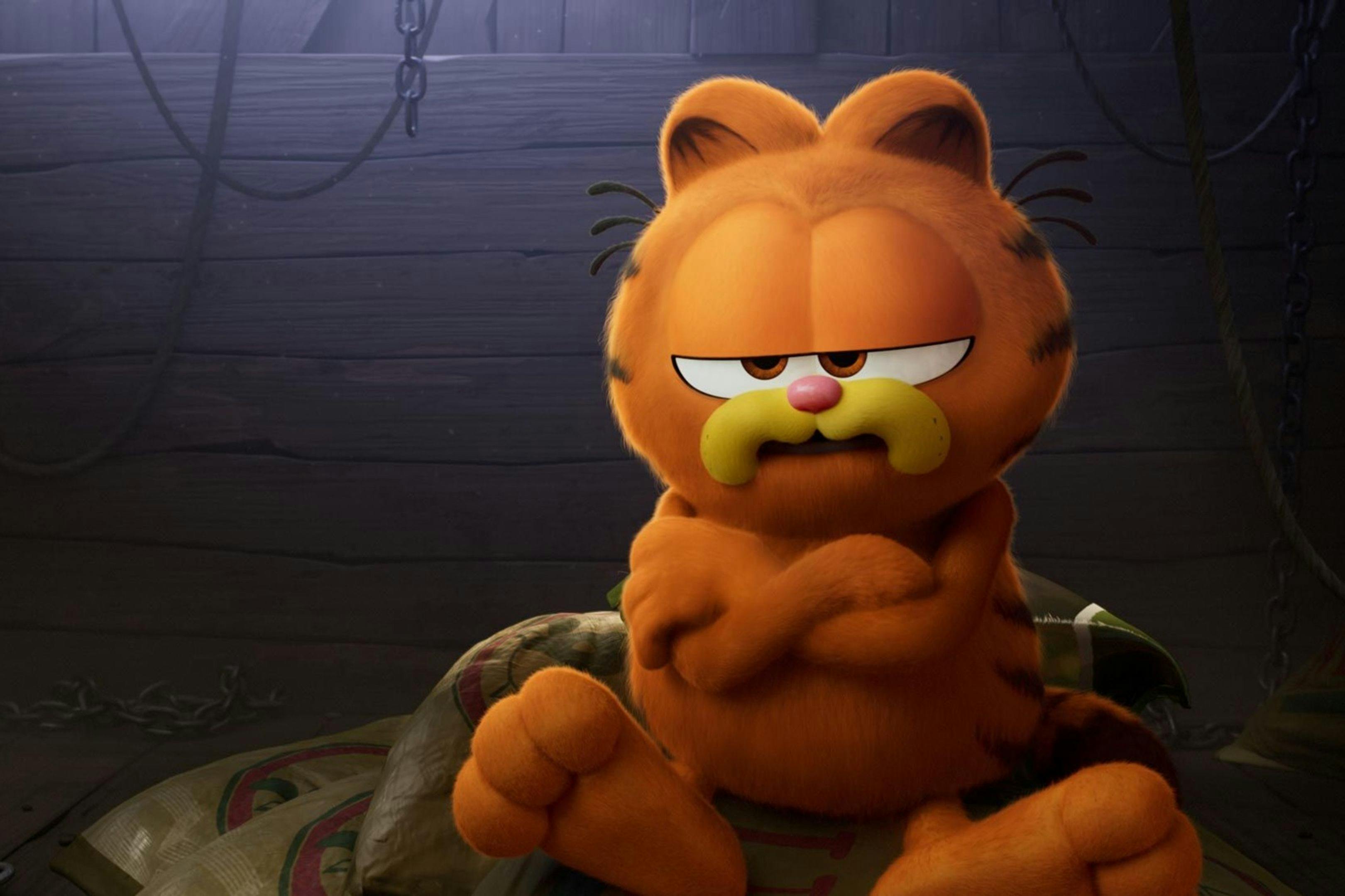 Fotograma promocional de 'Garfield. La película' con su gato protagonista de brazos cruzados y malhumorado