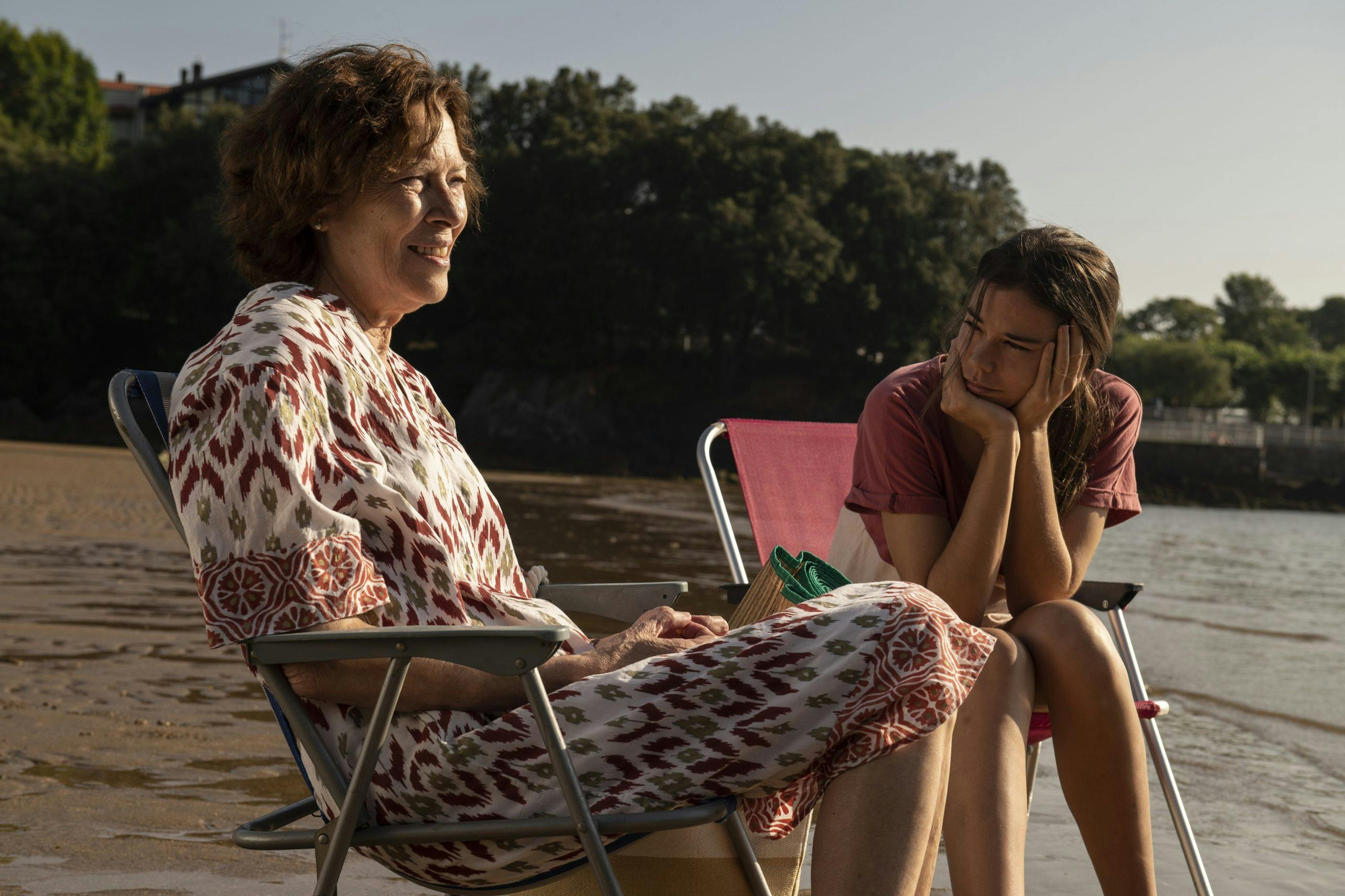Las actrices Susi Sánchez y Laia Costa, en una imagen promocional de 'Cinco lobitos'