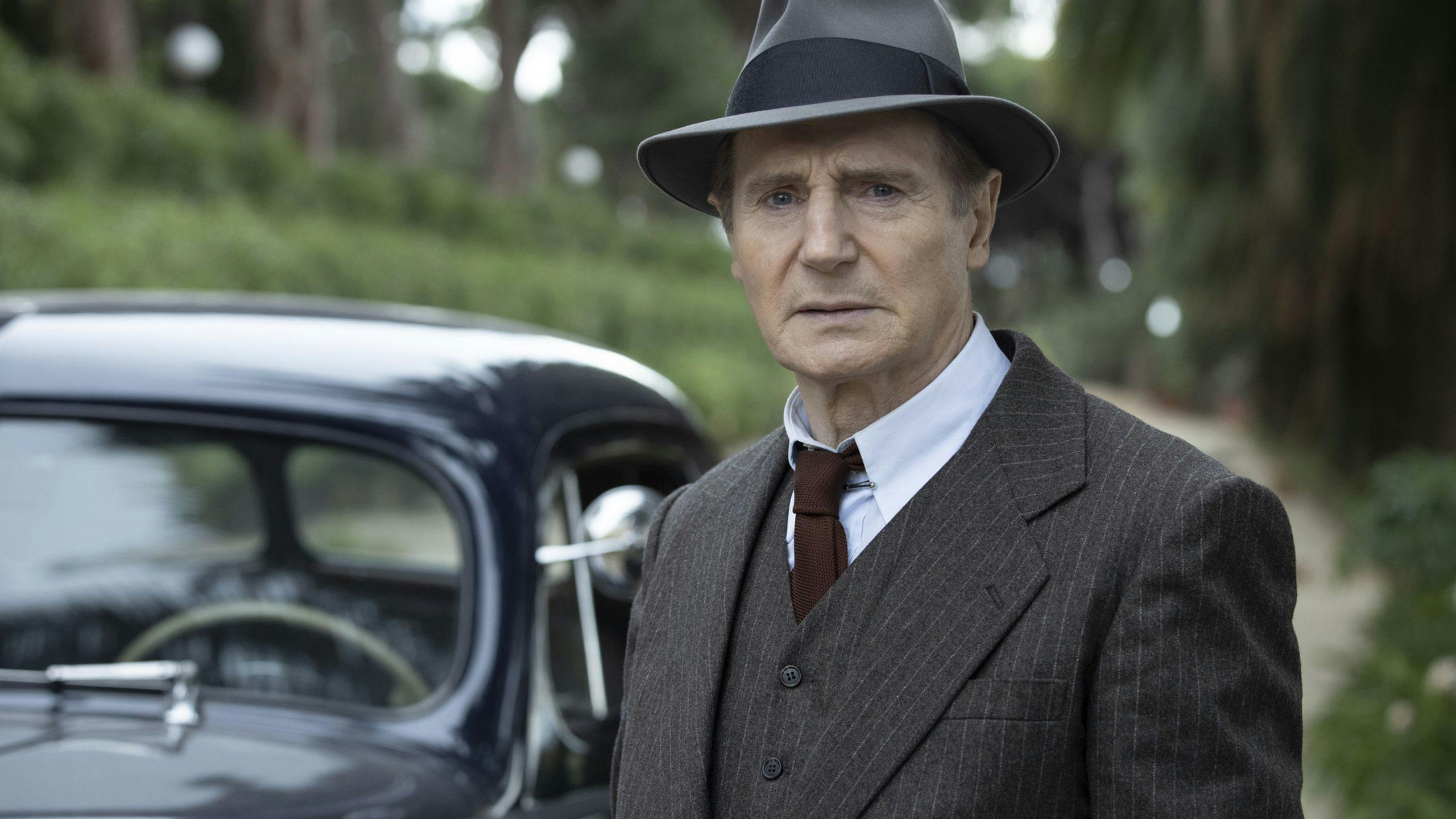 El actor Liam Neeson, en una imagen promocional de la película 'Marlowe', dirigida por Neil Jordan
